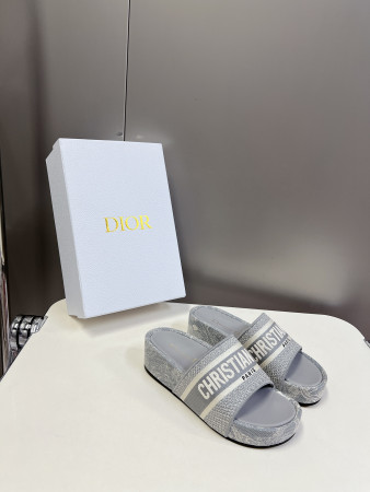ua D*or platform sandals