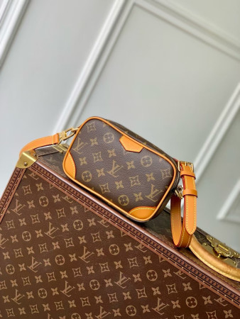 LV Trocadéro Wearable Wallet M14058 20x13x6.5cm