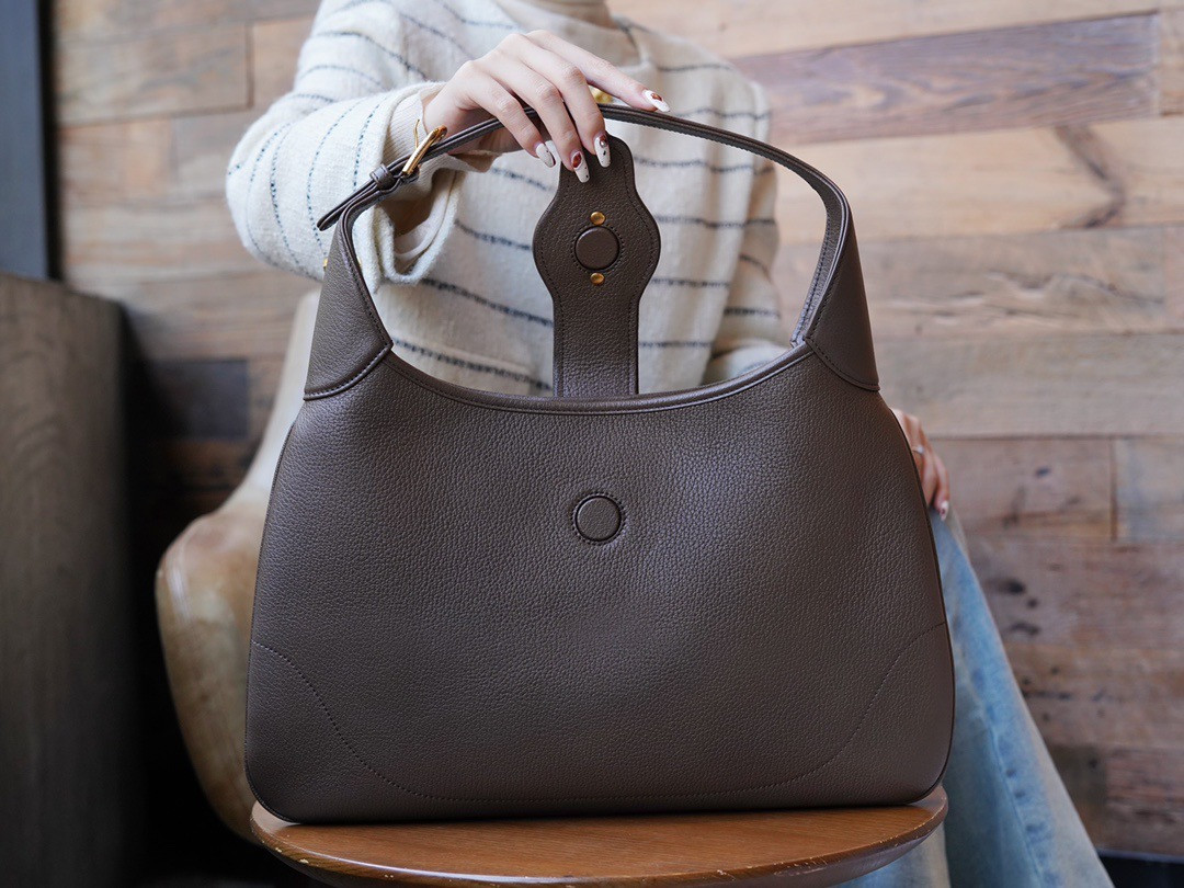 Aphrodite medium shoulder bag