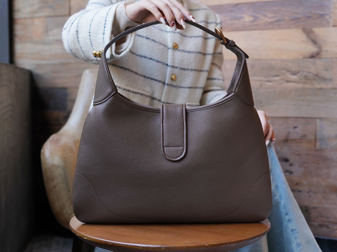 Aphrodite medium shoulder bag