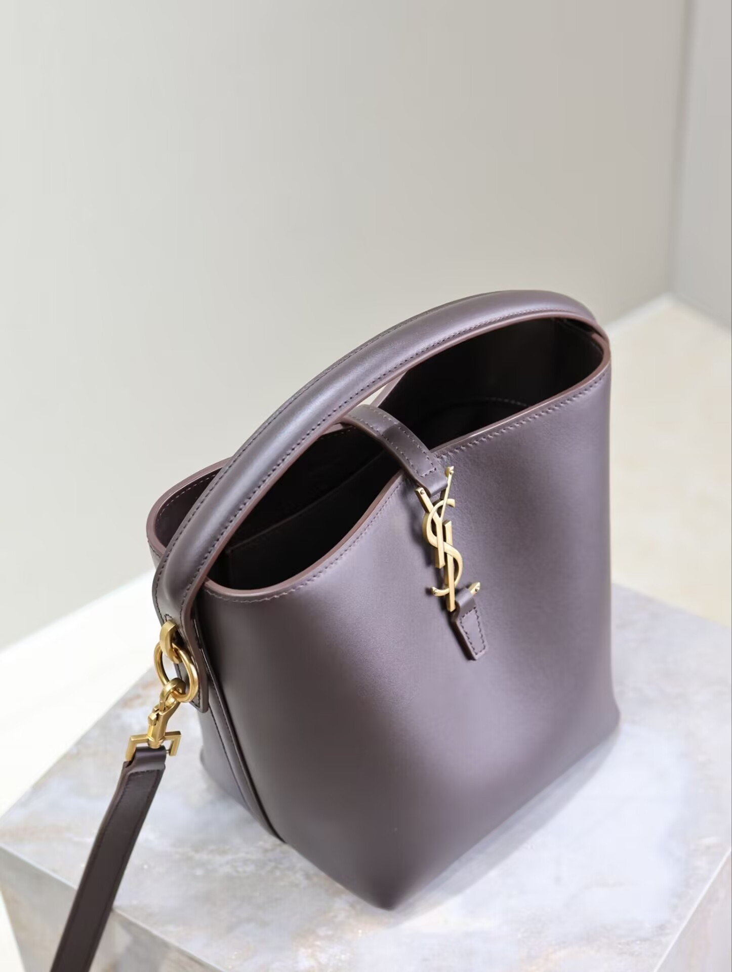Y*L le 37 in shiny leather 17x20x13cm