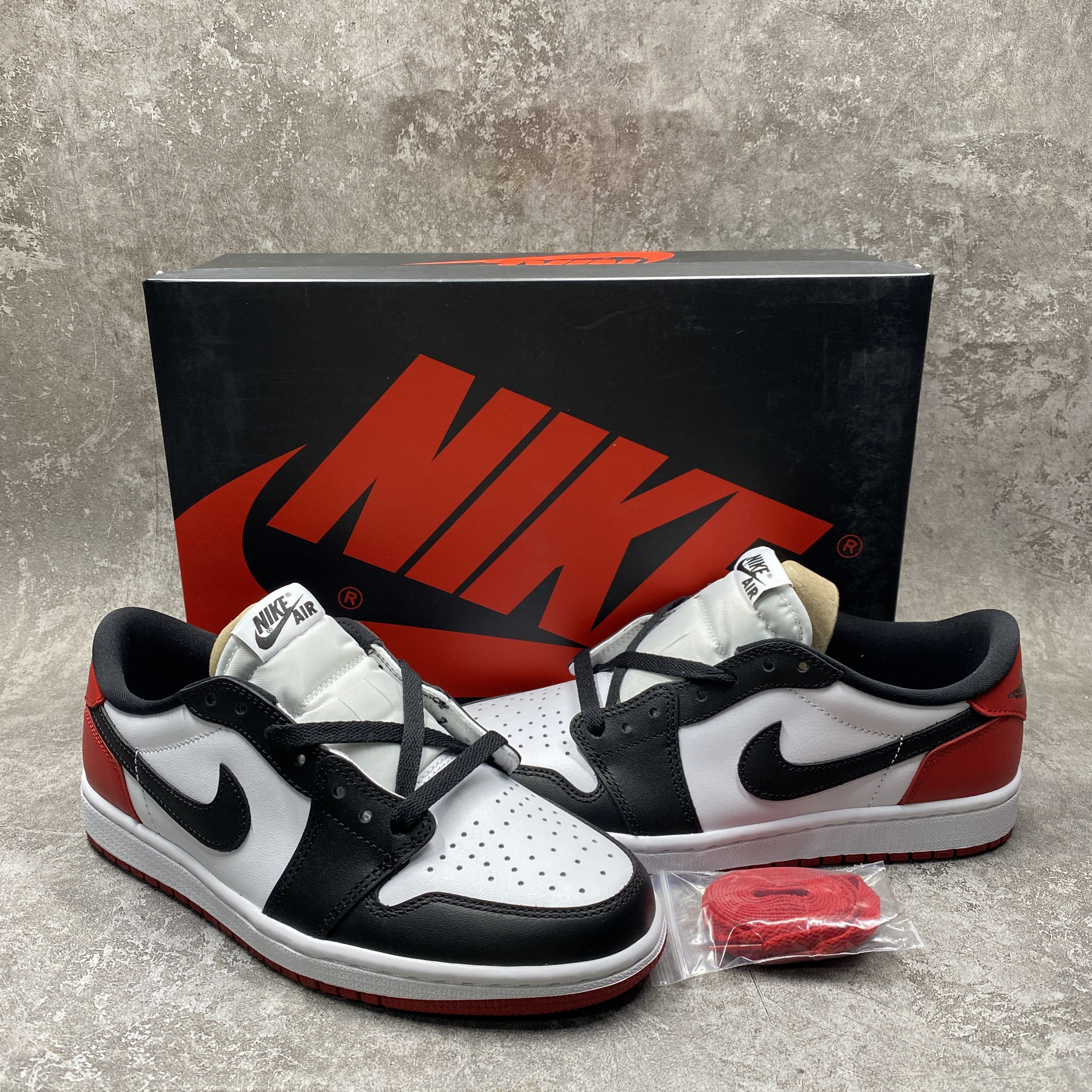 Air Jordan 1 Low OG Black Toe 2023