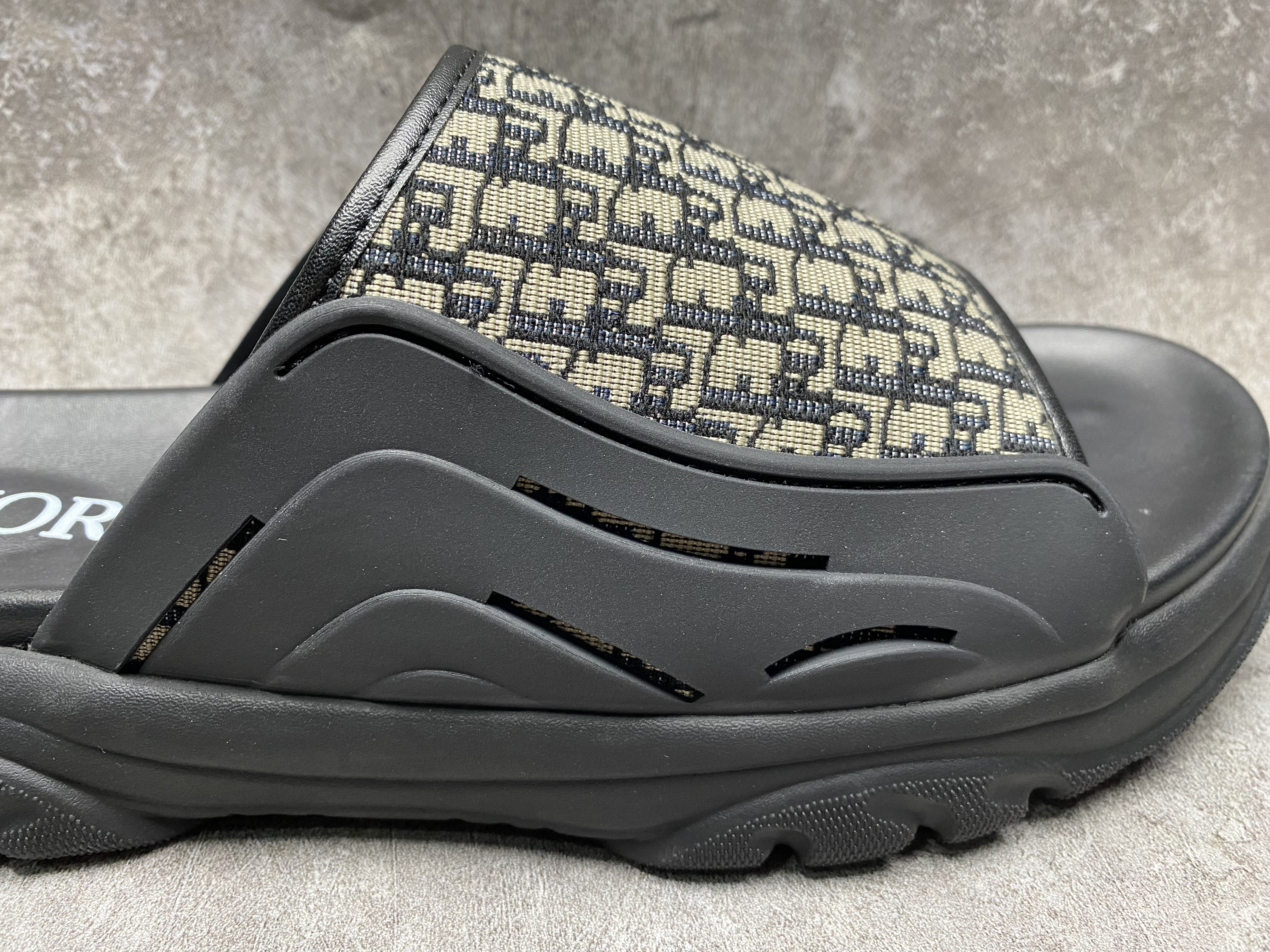 ua D*or sandal