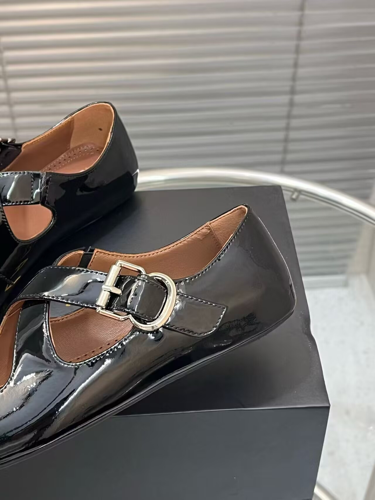 UA ALAÏA CRISS CROSS BALLET FLATS