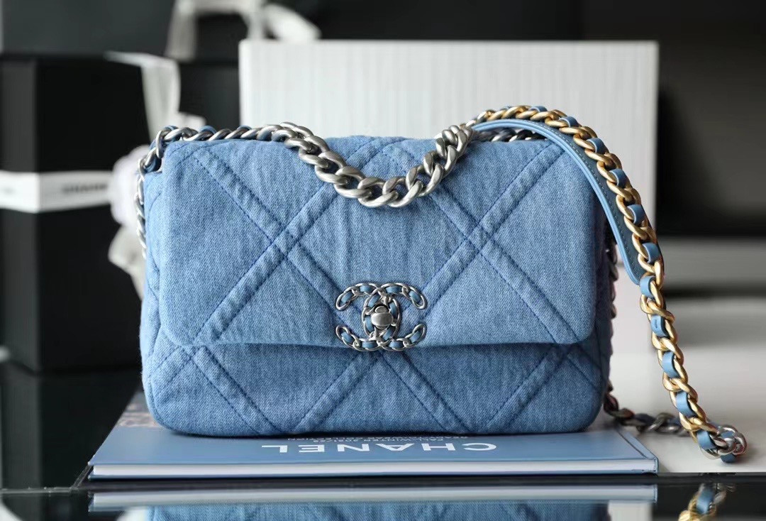 Ch*el denim quilted medium 19 bag 30cm