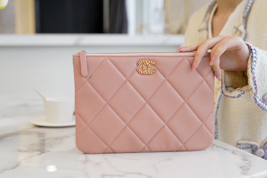 Ch*el 19 pouch