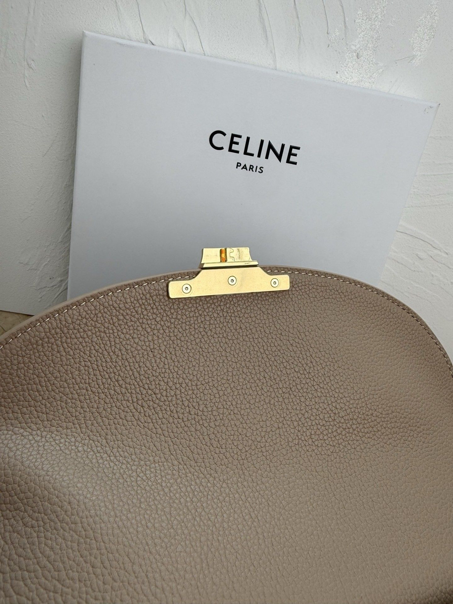 ce**e medium nino bag in S*pple graind calfskin 25x17.5x10cm