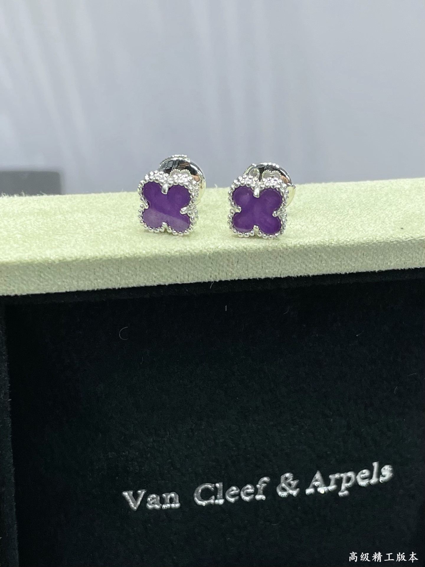 V*N CL*F & arpels mini violet four-leaf clover earrings
