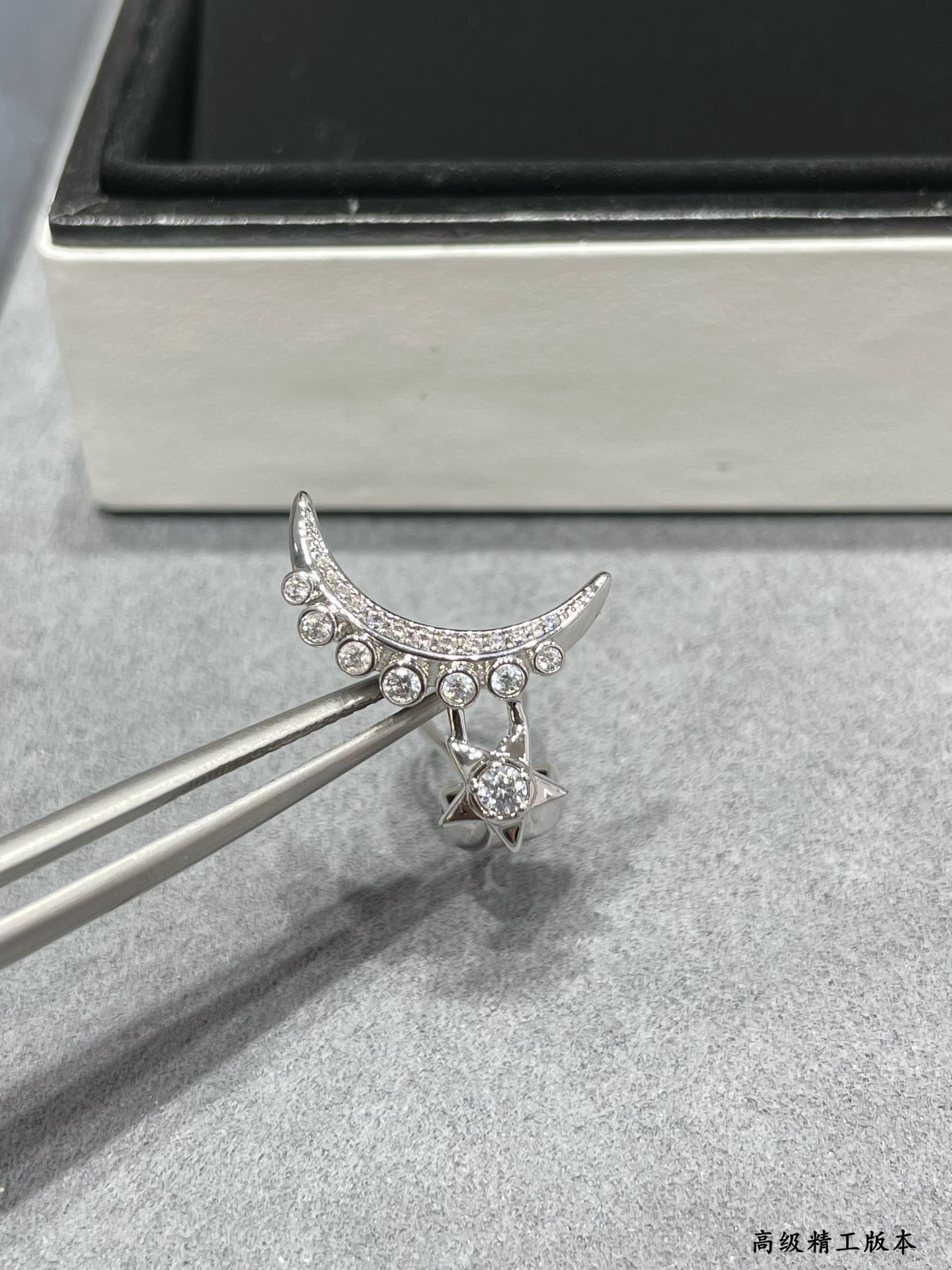 Ch*el stars and moon earrings(single)