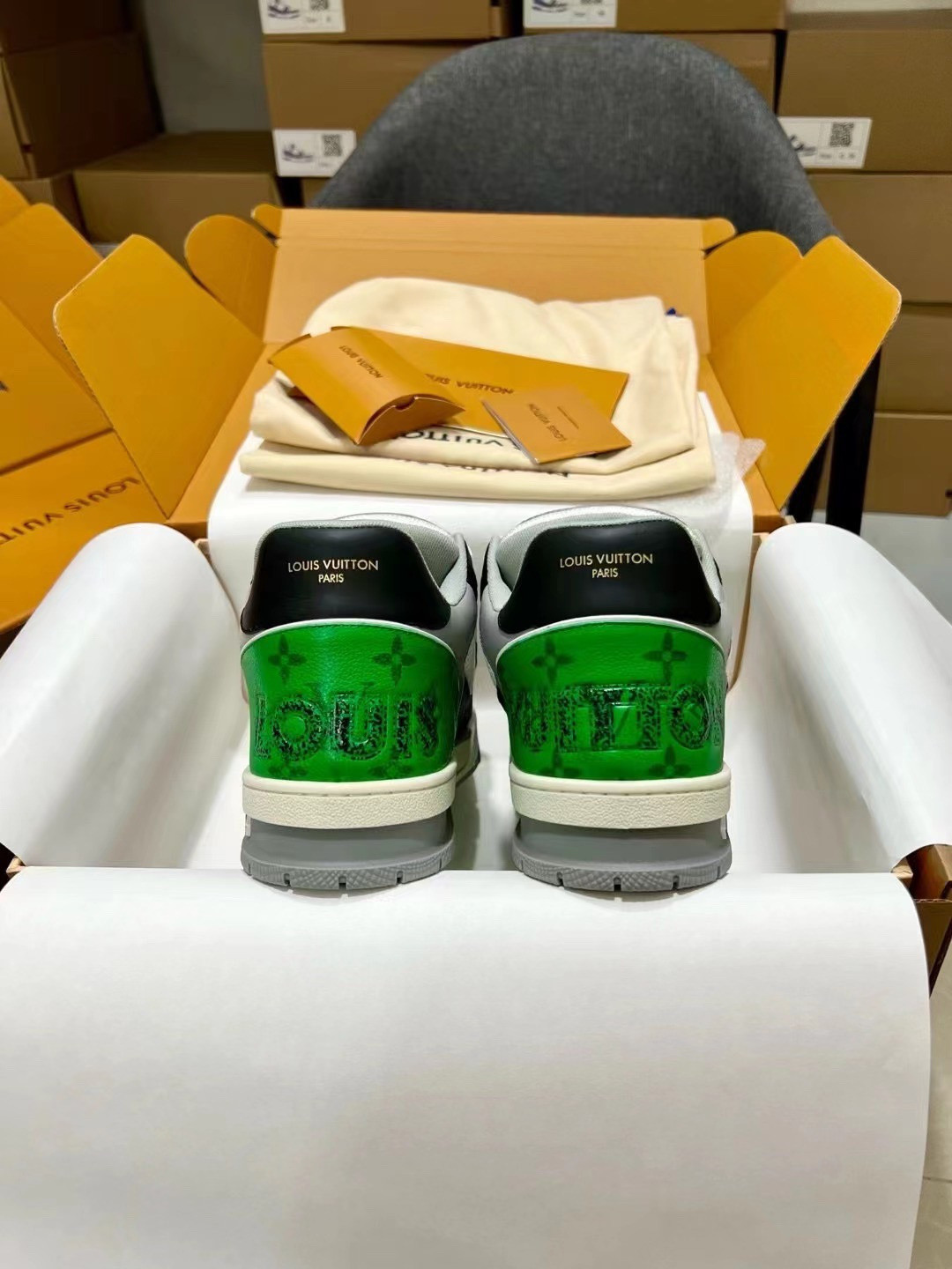 ua l0*is V*t0n lv trainer monogram strap black white green