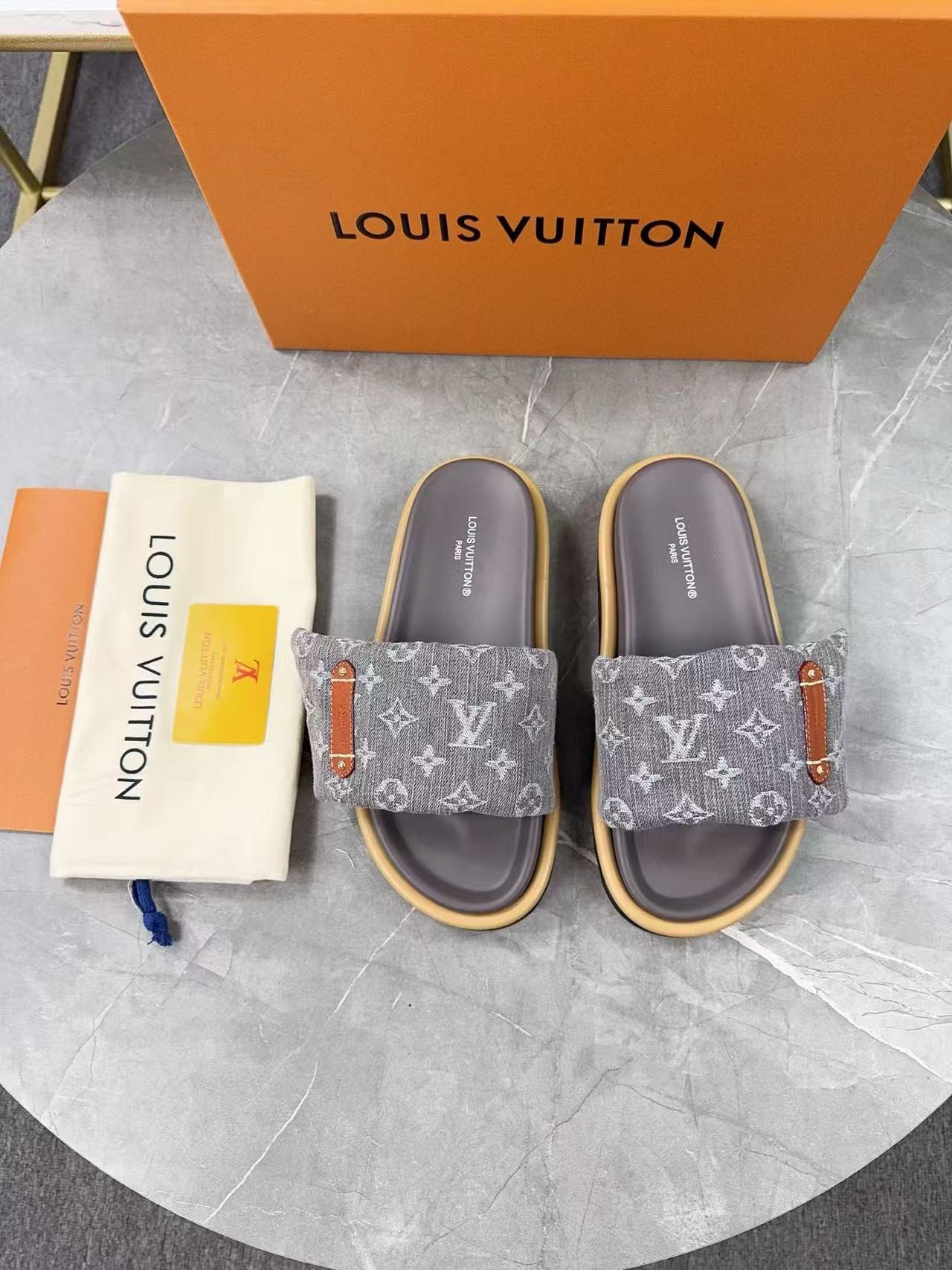 UA LV Pool Pillow Flat Comfort Mule