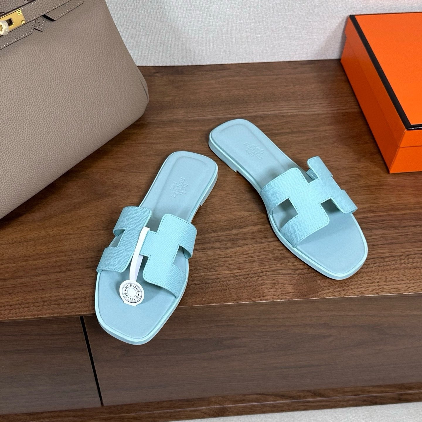 ua H**me5 oran sandal
