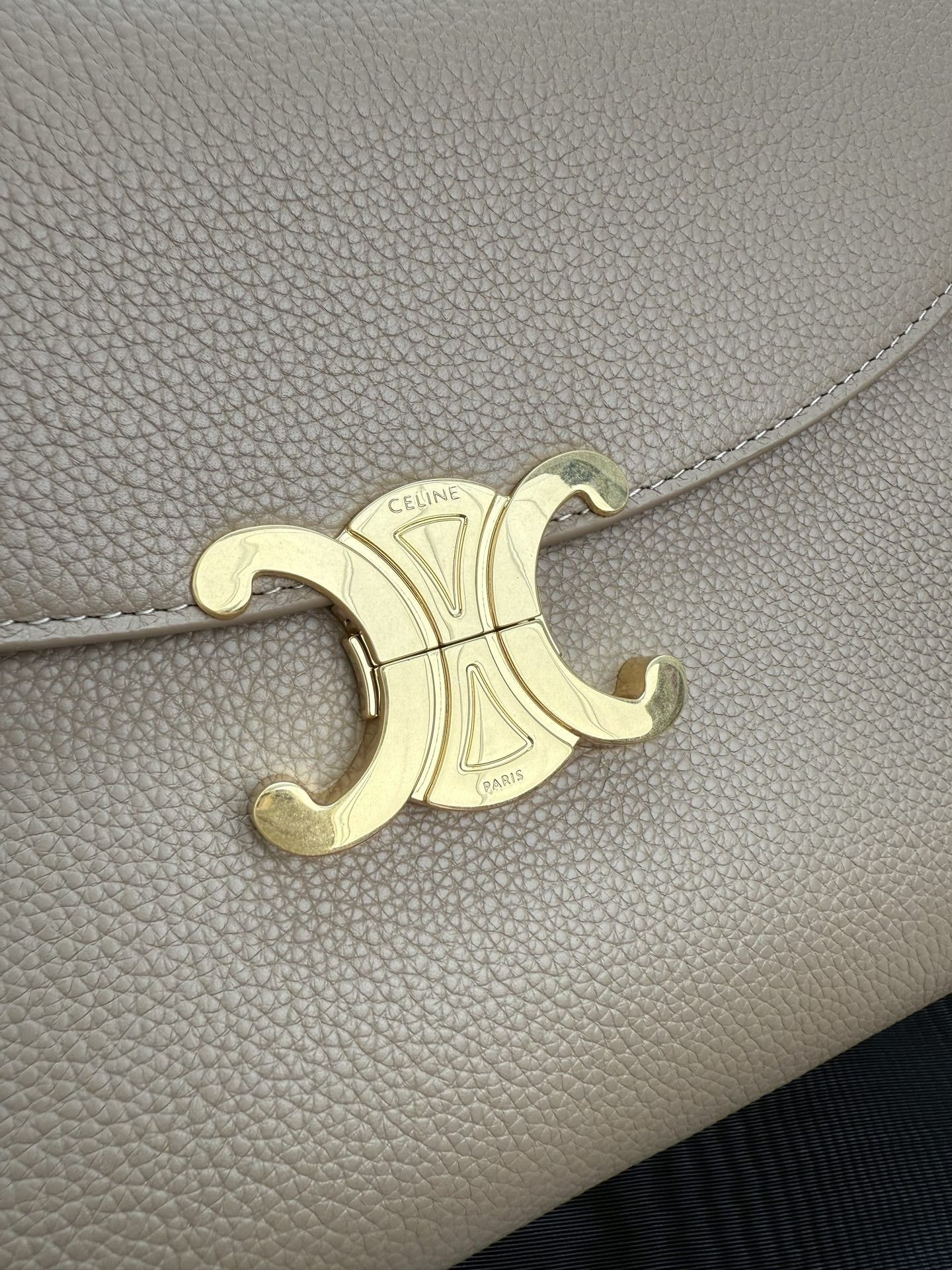 ce**e medium nino bag in S*pple graind calfskin 25x17.5x10cm