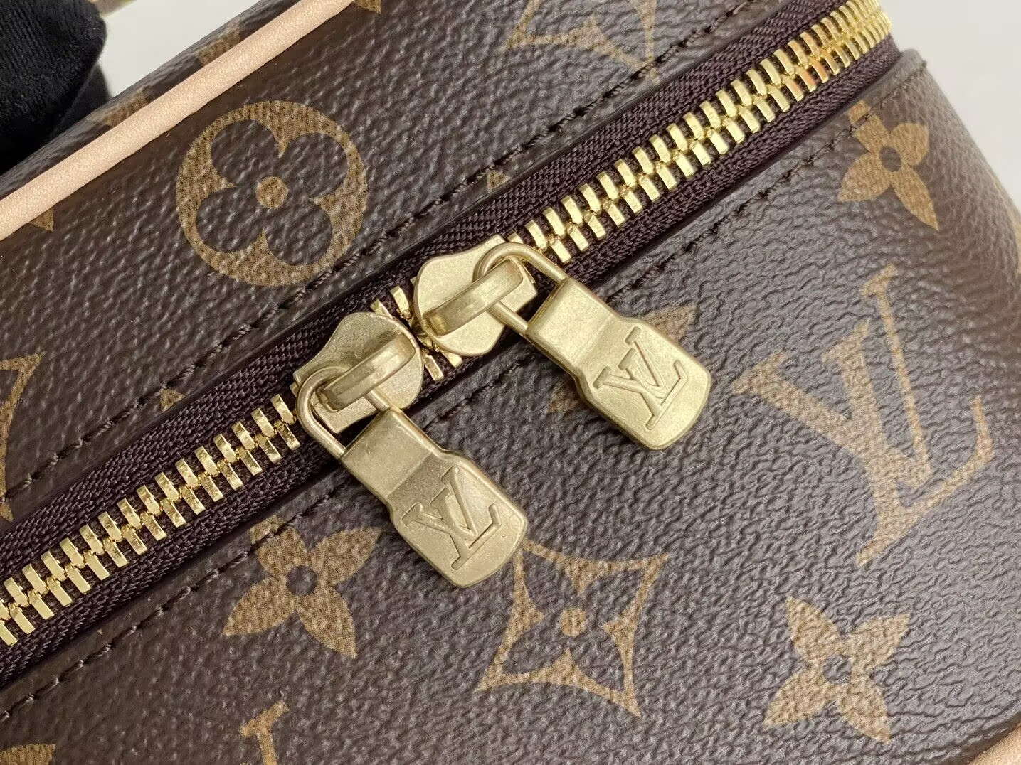 LV Nice Nano M44936 14 x 10.2 x 8.5cm
