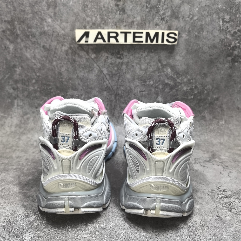 ua Ba*len*cia*ga runner sneaker