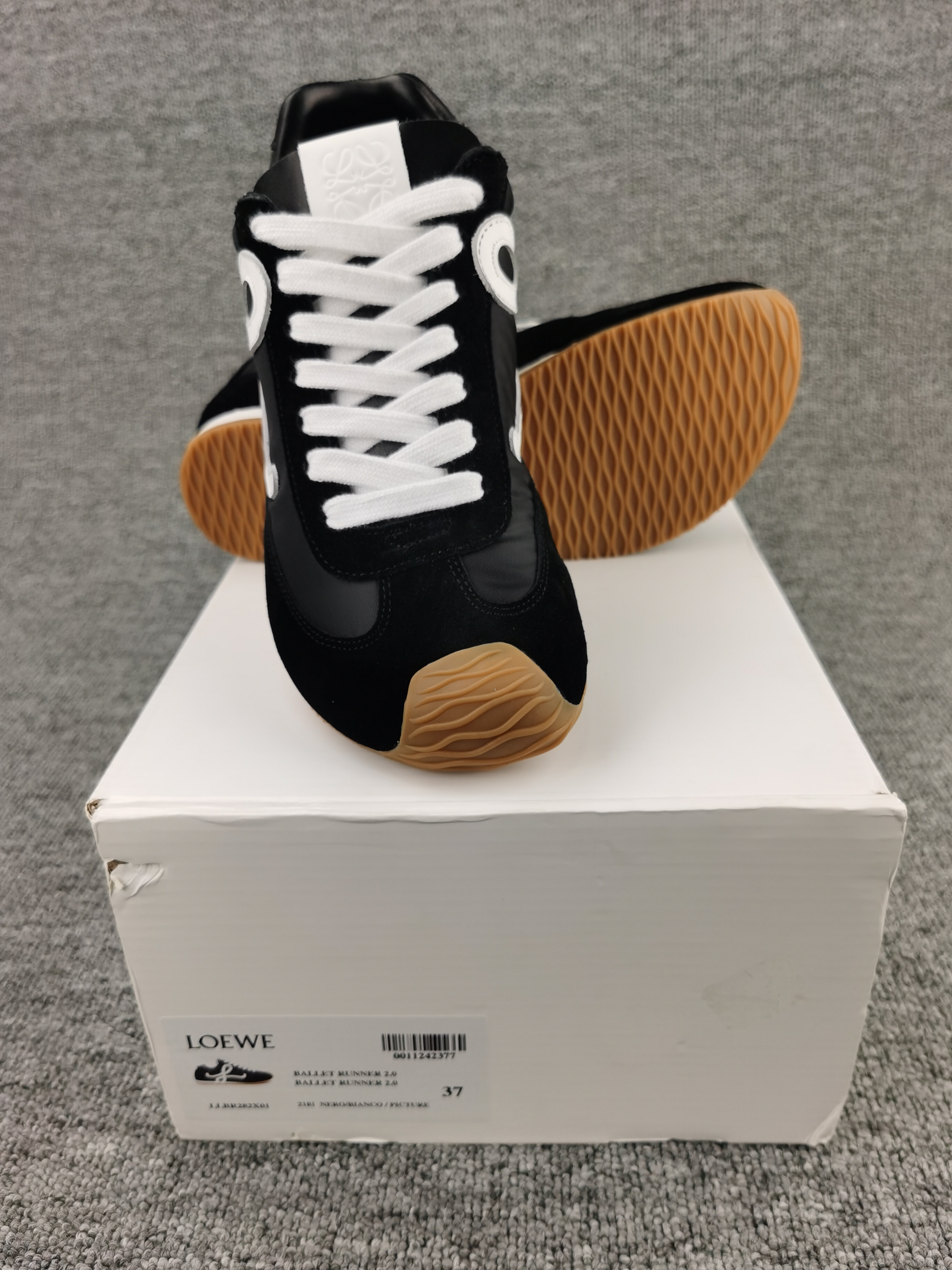 ua L0ew* sneakers