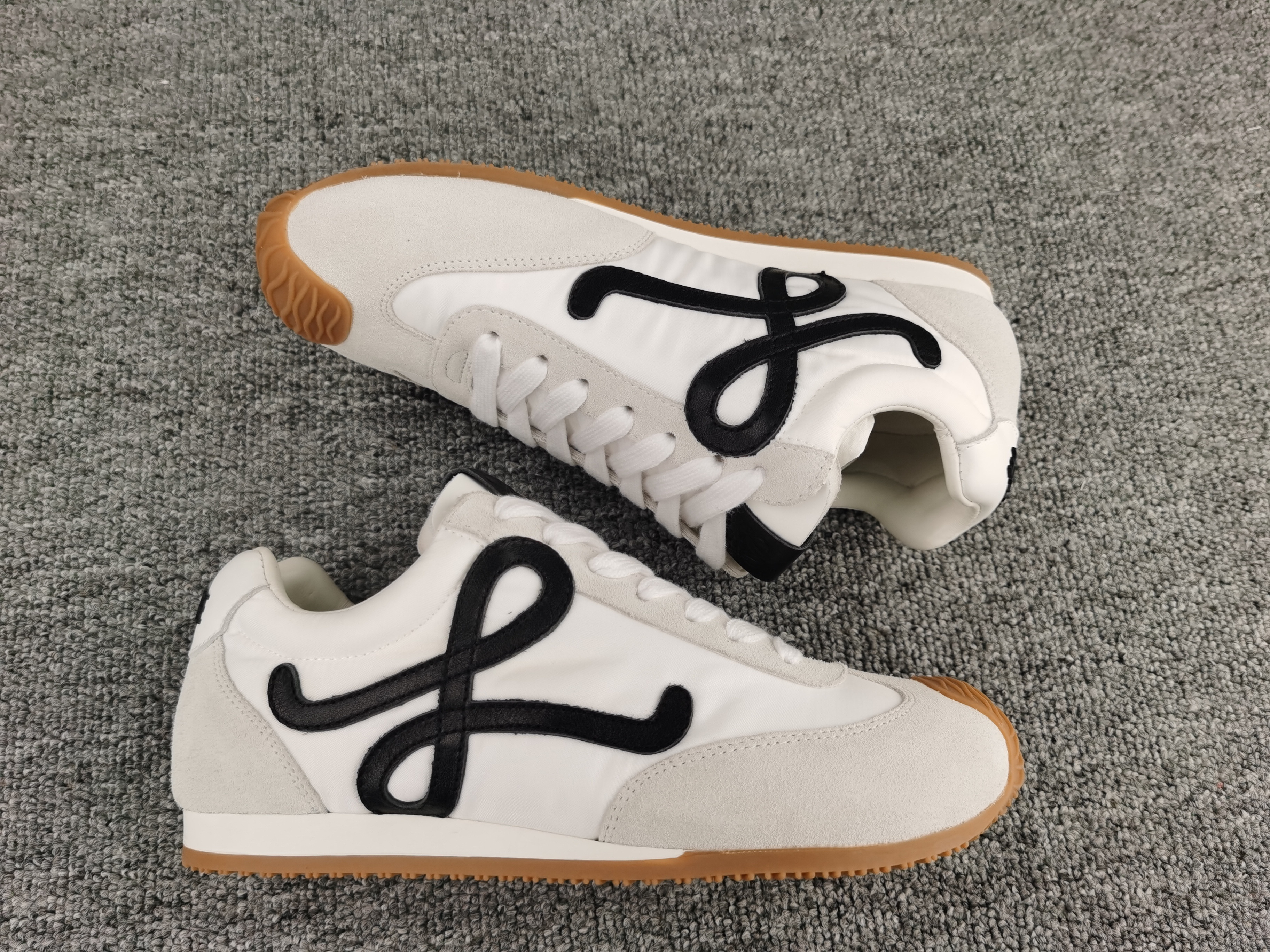 ua L0ew* sneakers