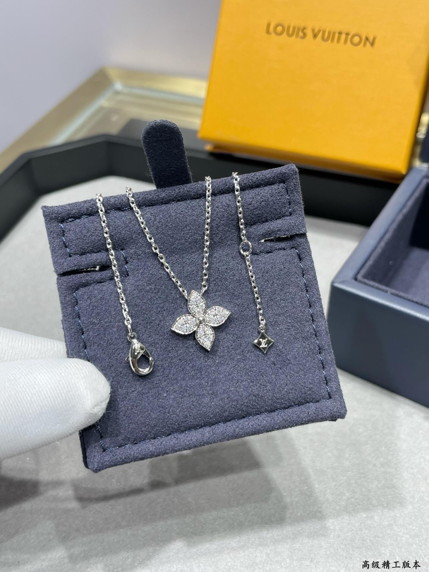 lv single flower full Di*m*nd necklace