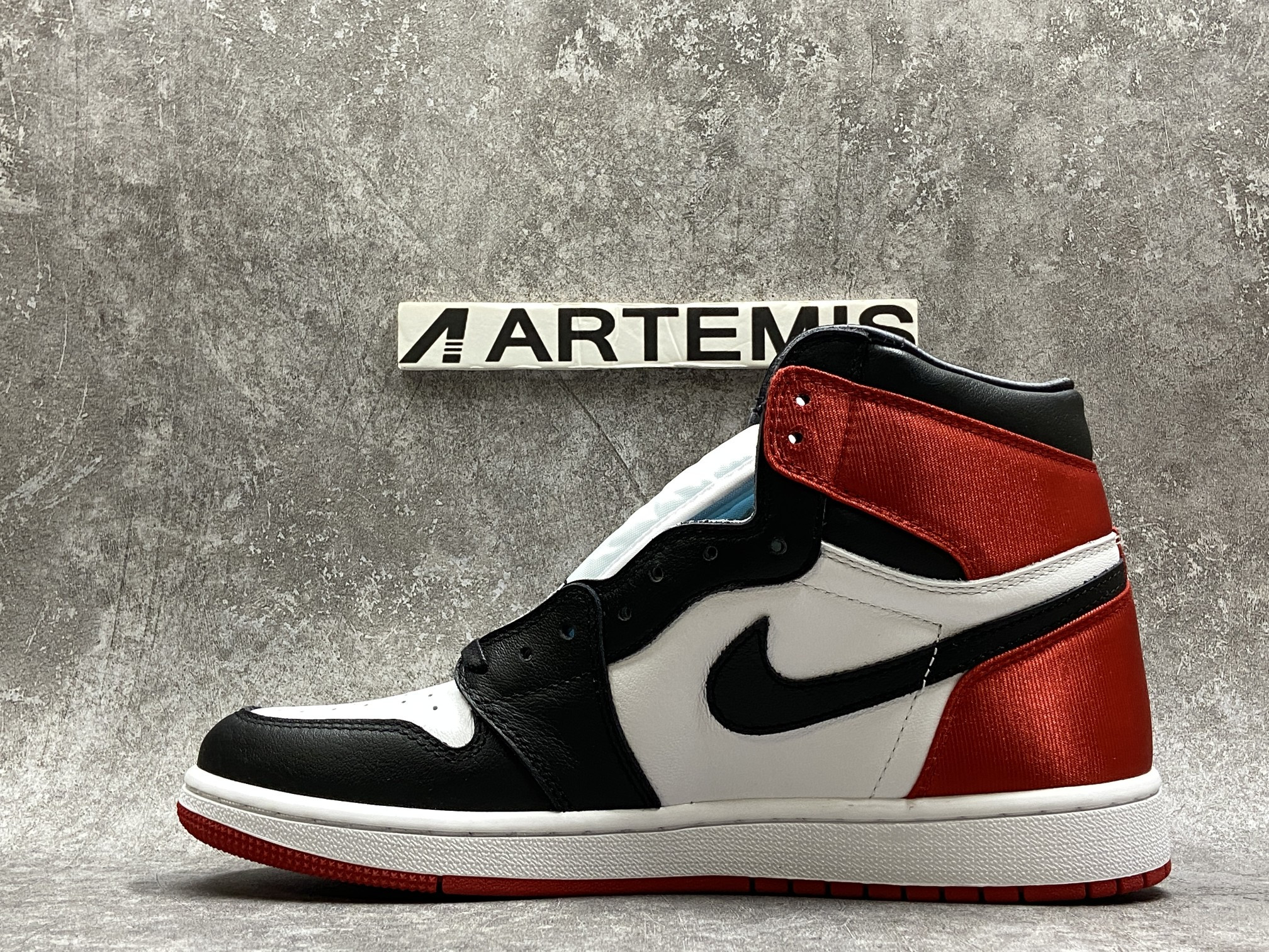 Air Jordan 1 Retro High Satin Black Toe