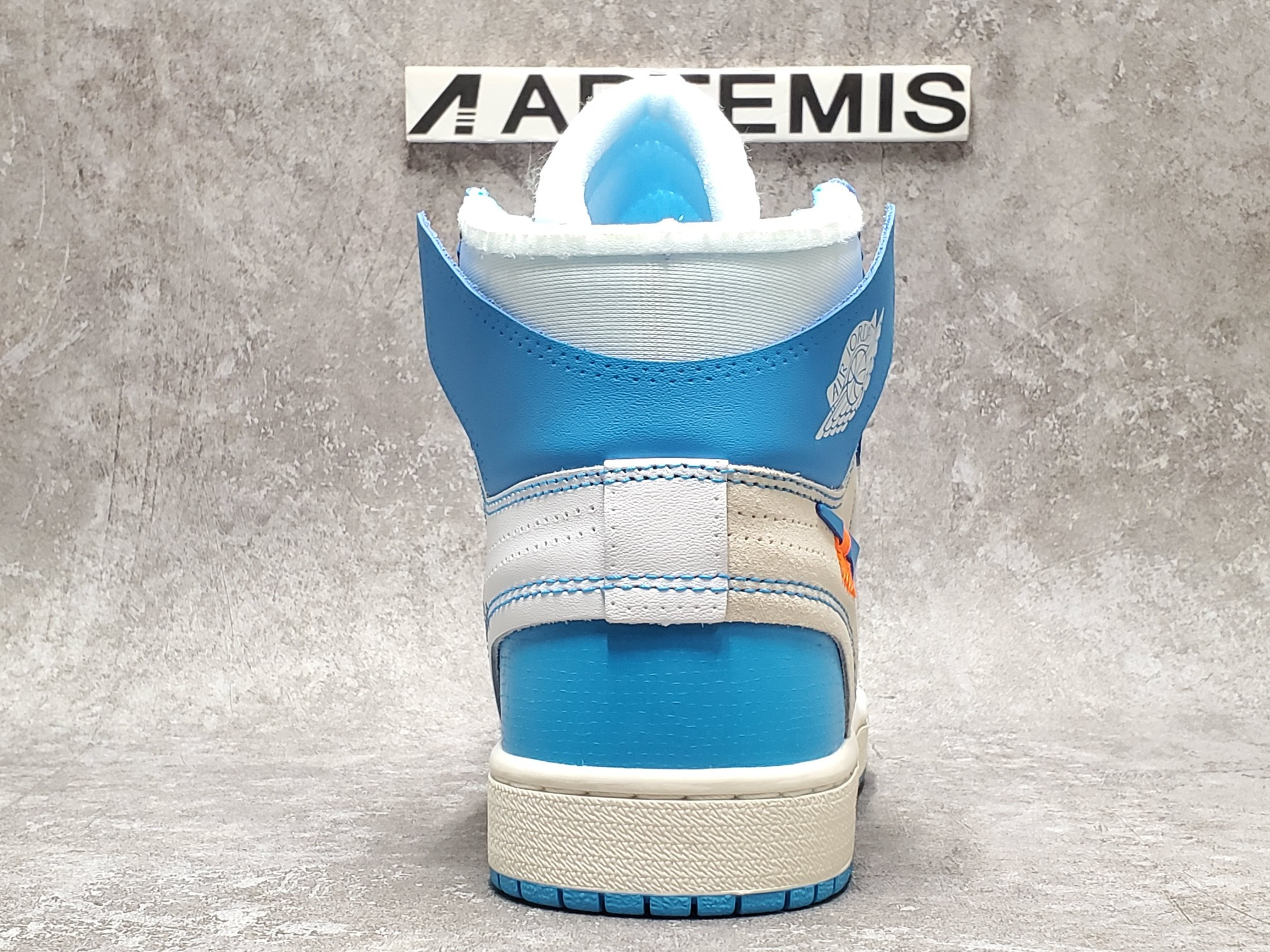 Air Jordan 1 Retro High Off-White University Blue