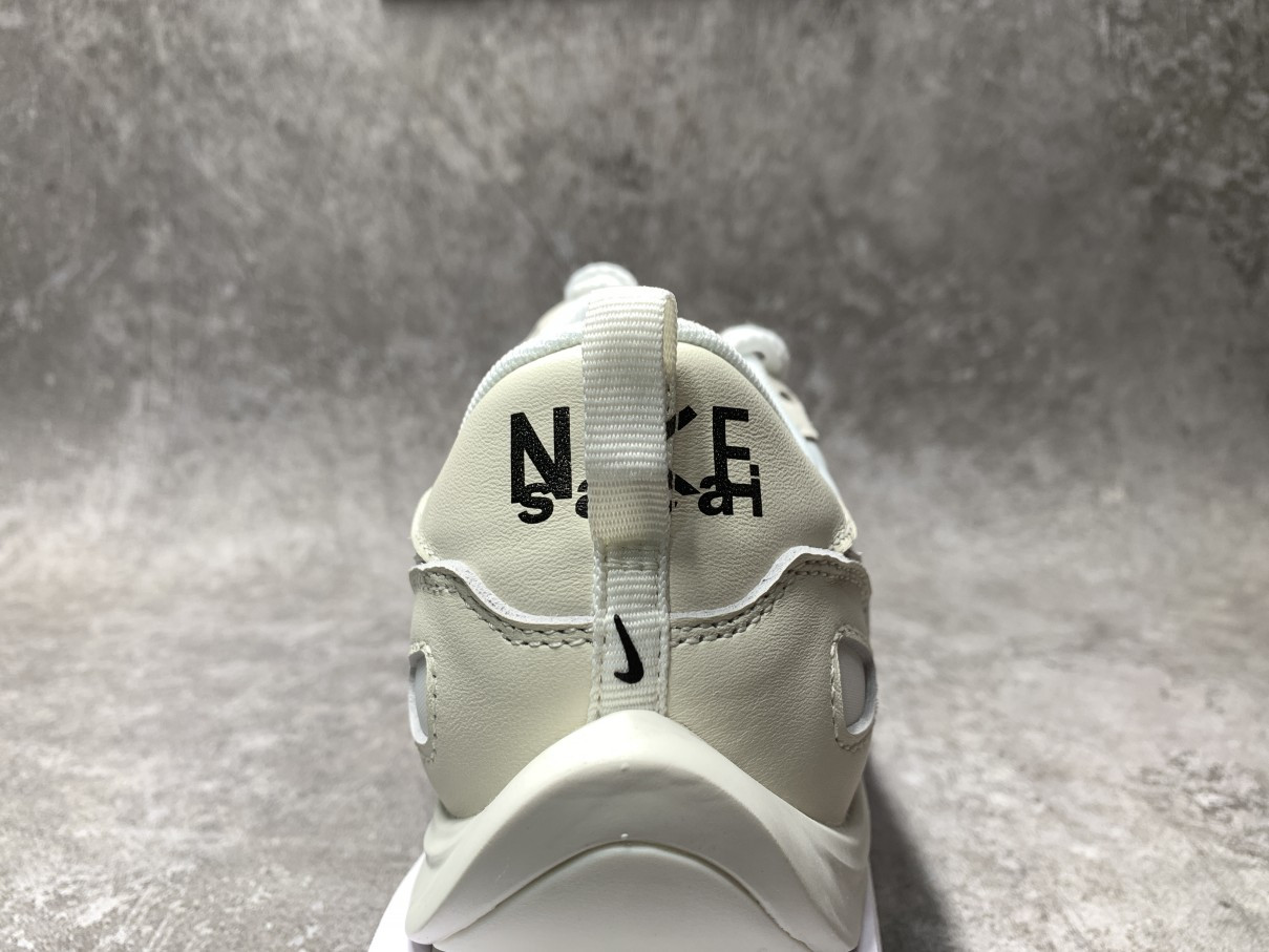 Nike Vaporwaffle Sacai Sail Gum