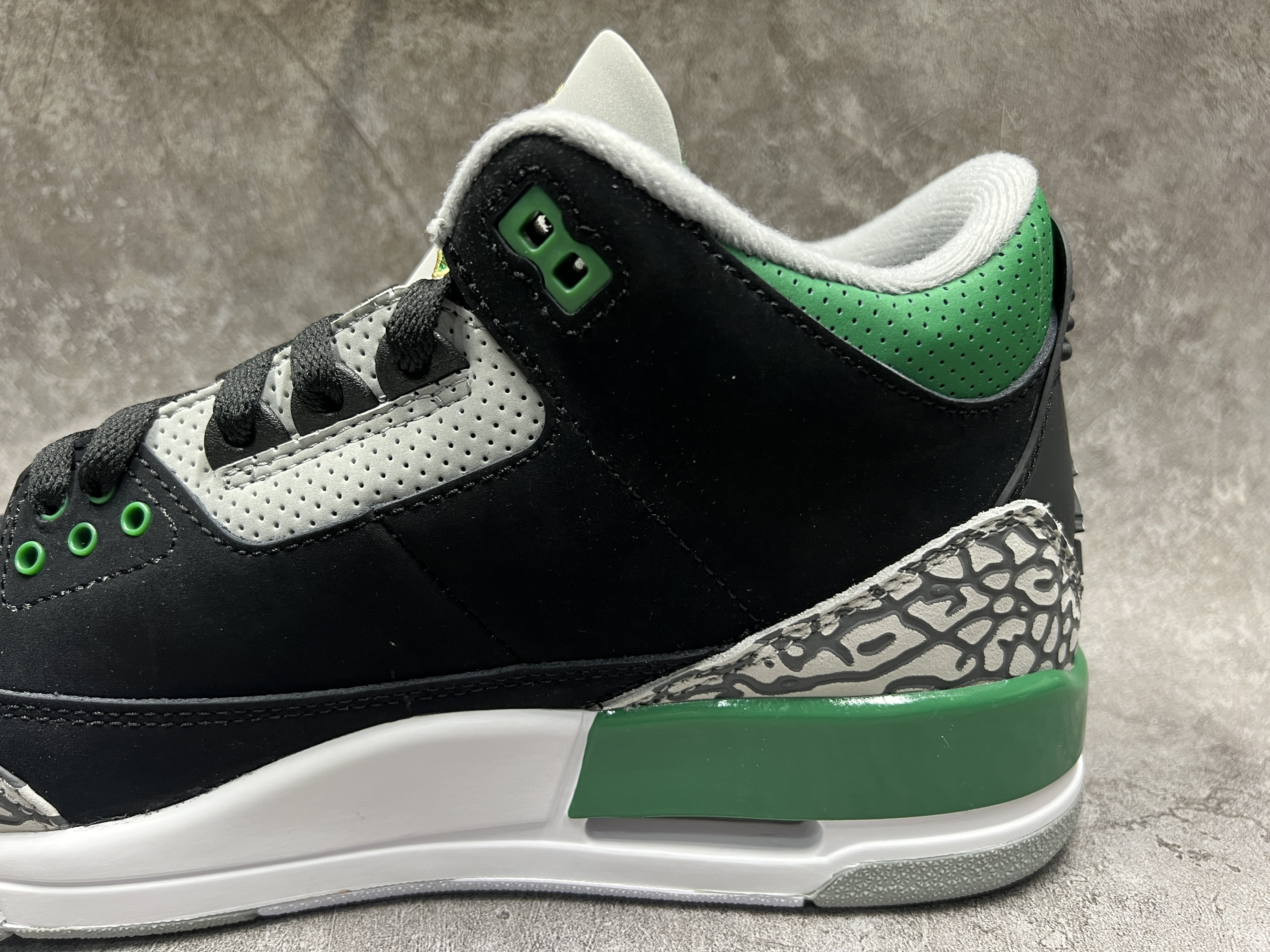 Air Jordan 3  Retro Pine Green