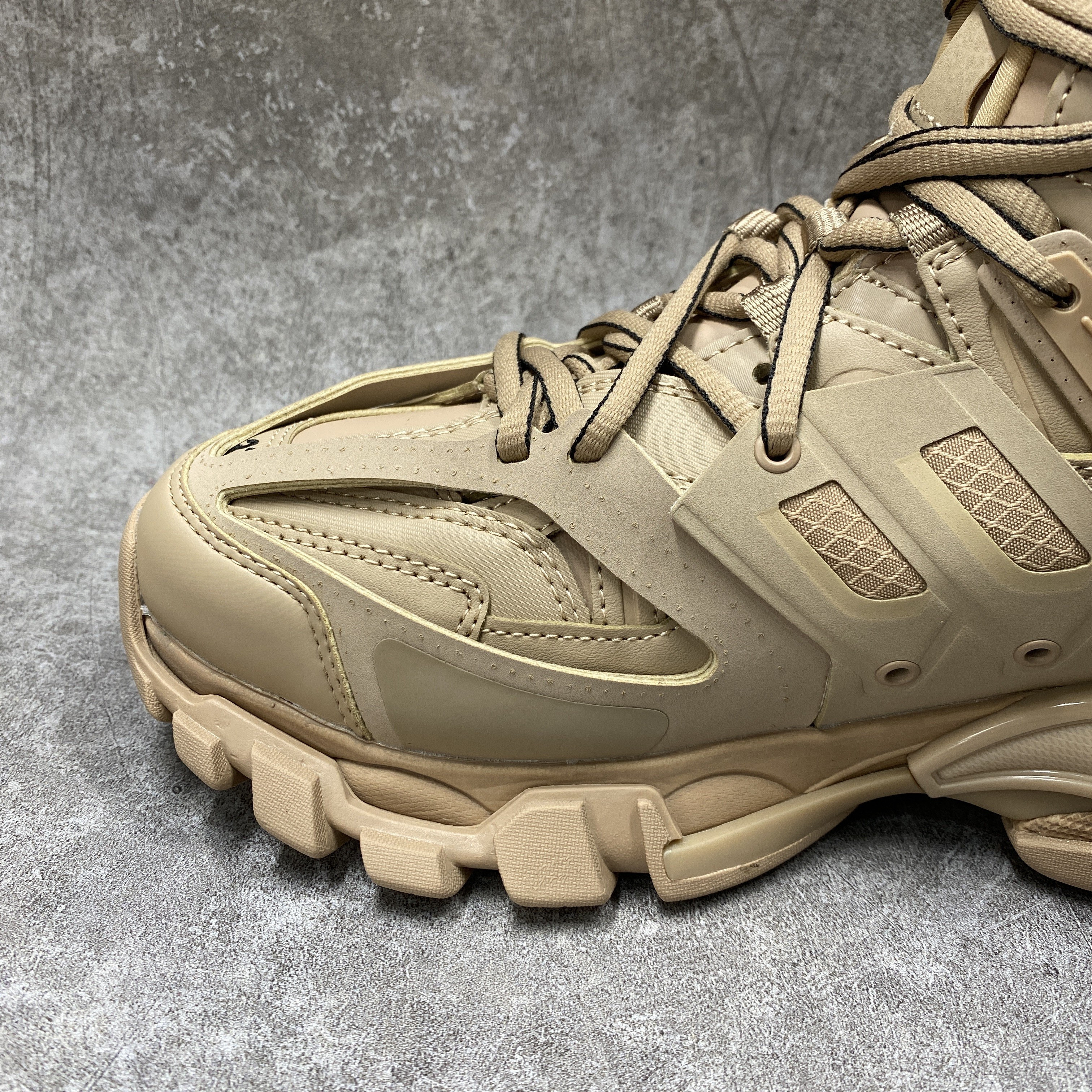 Balenciga Track Hike Beige