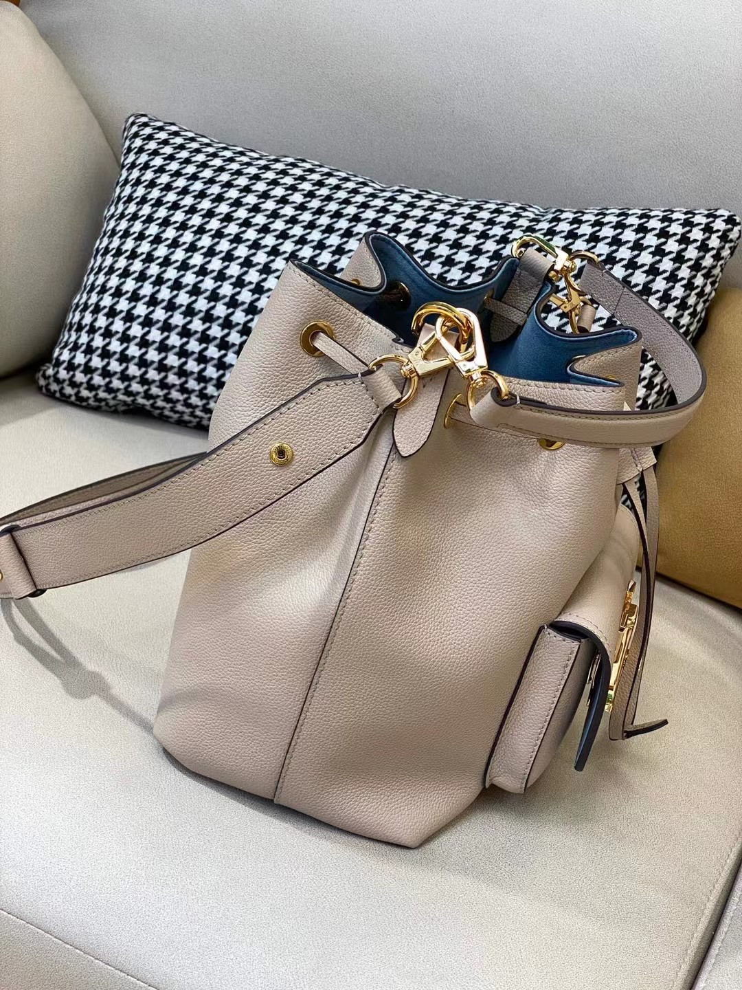 LV LOCKME BUCKET M57688
