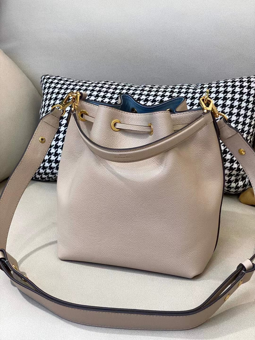 LV LOCKME BUCKET M57688