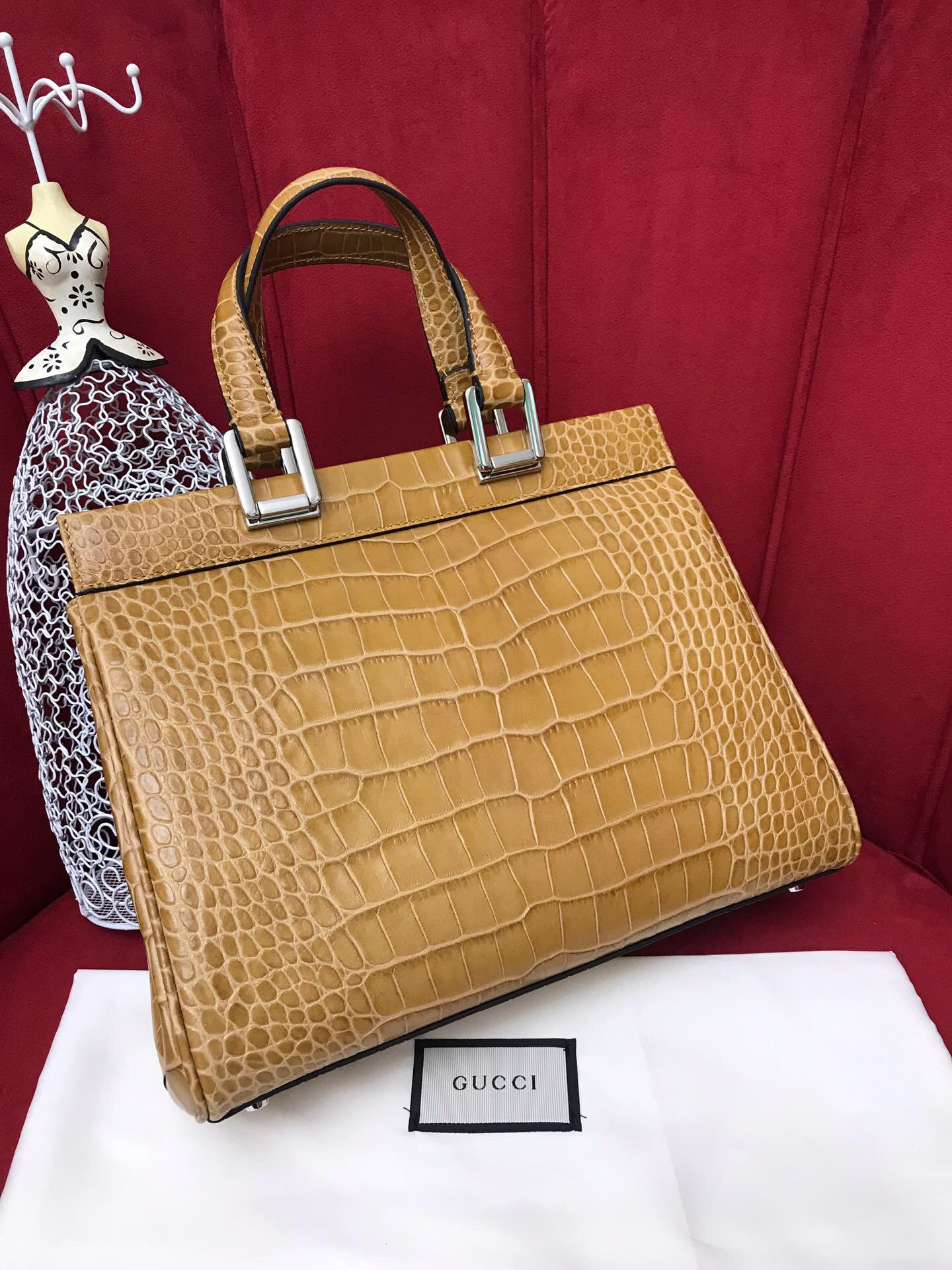 G*u*i zumi leather medium top handle bag
