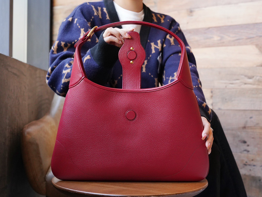 Aphrodite medium shoulder bag