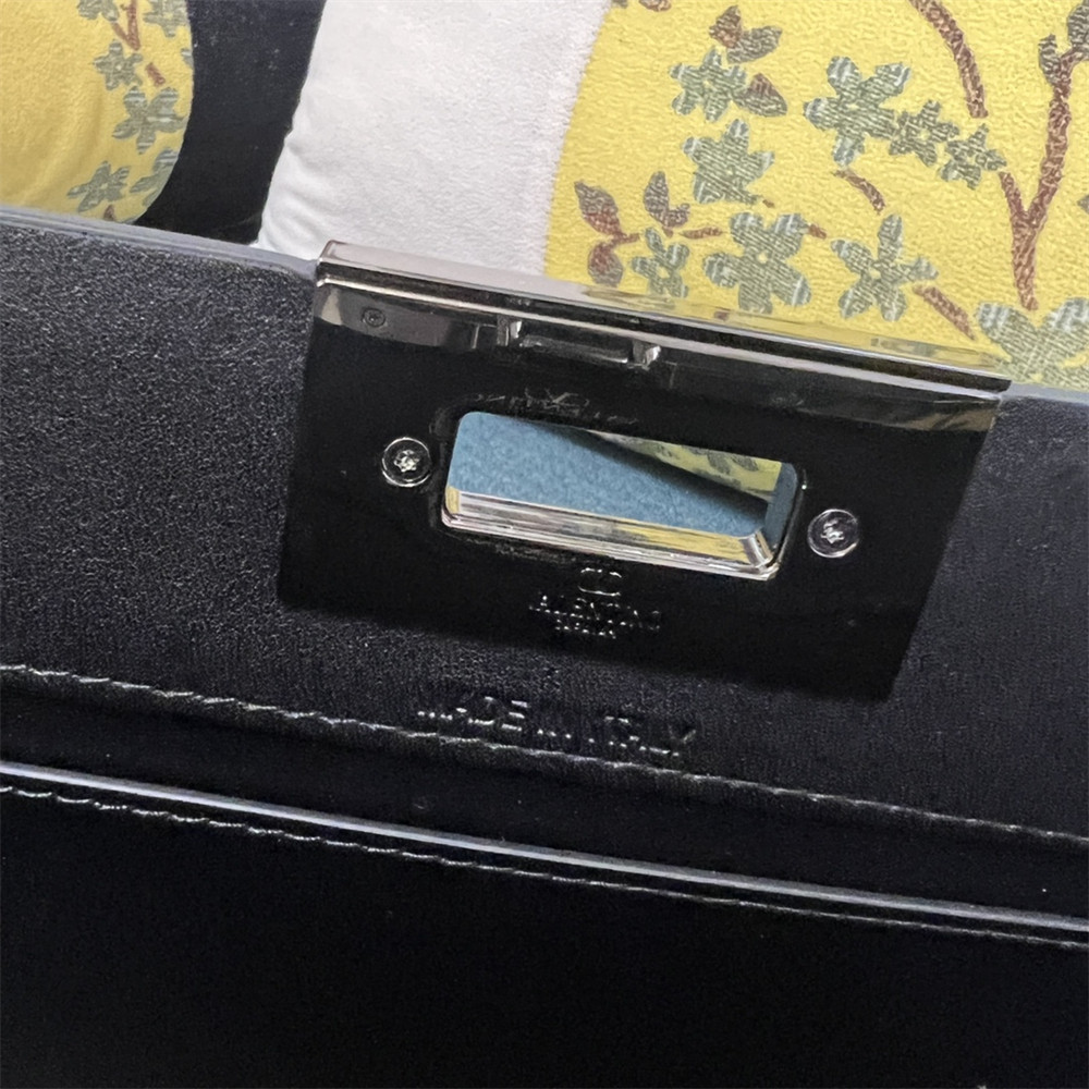 Va1e*ntin0 garavani rockstud23 smooth calfskin handbag black