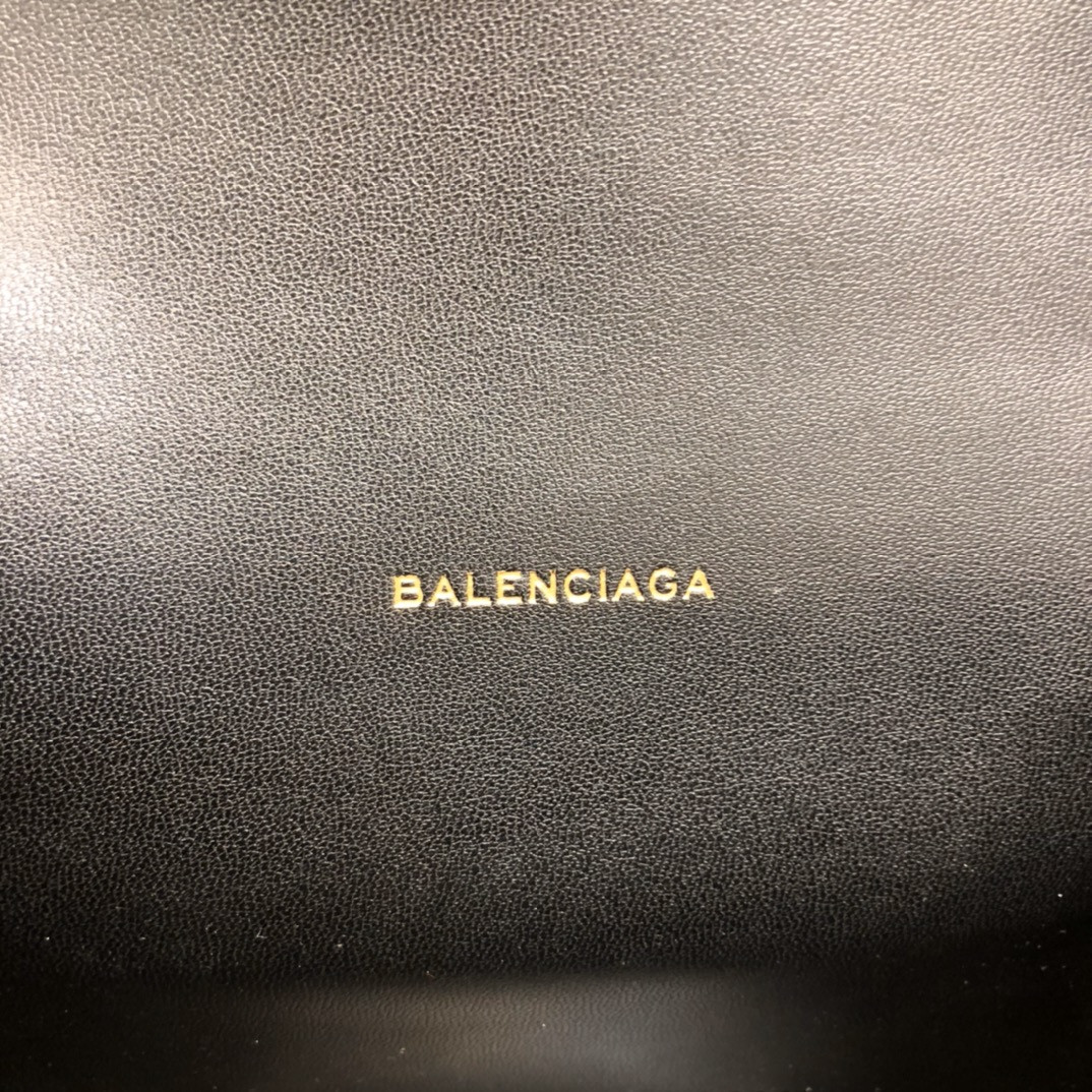 Ba*len*cia*ga women