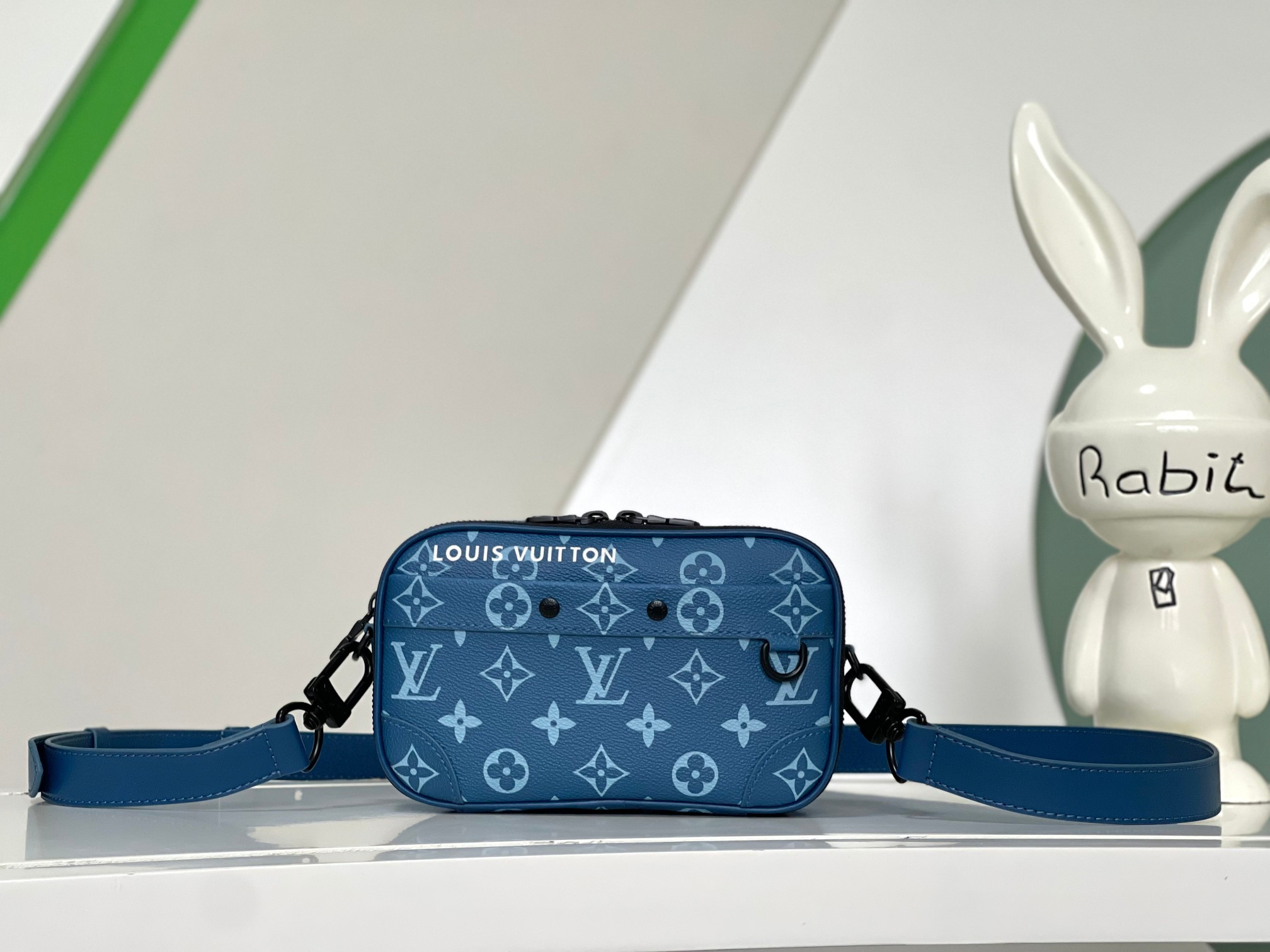 LV M82801 Alpha Messenger 9.4 x 6.3 x 3.1 inches