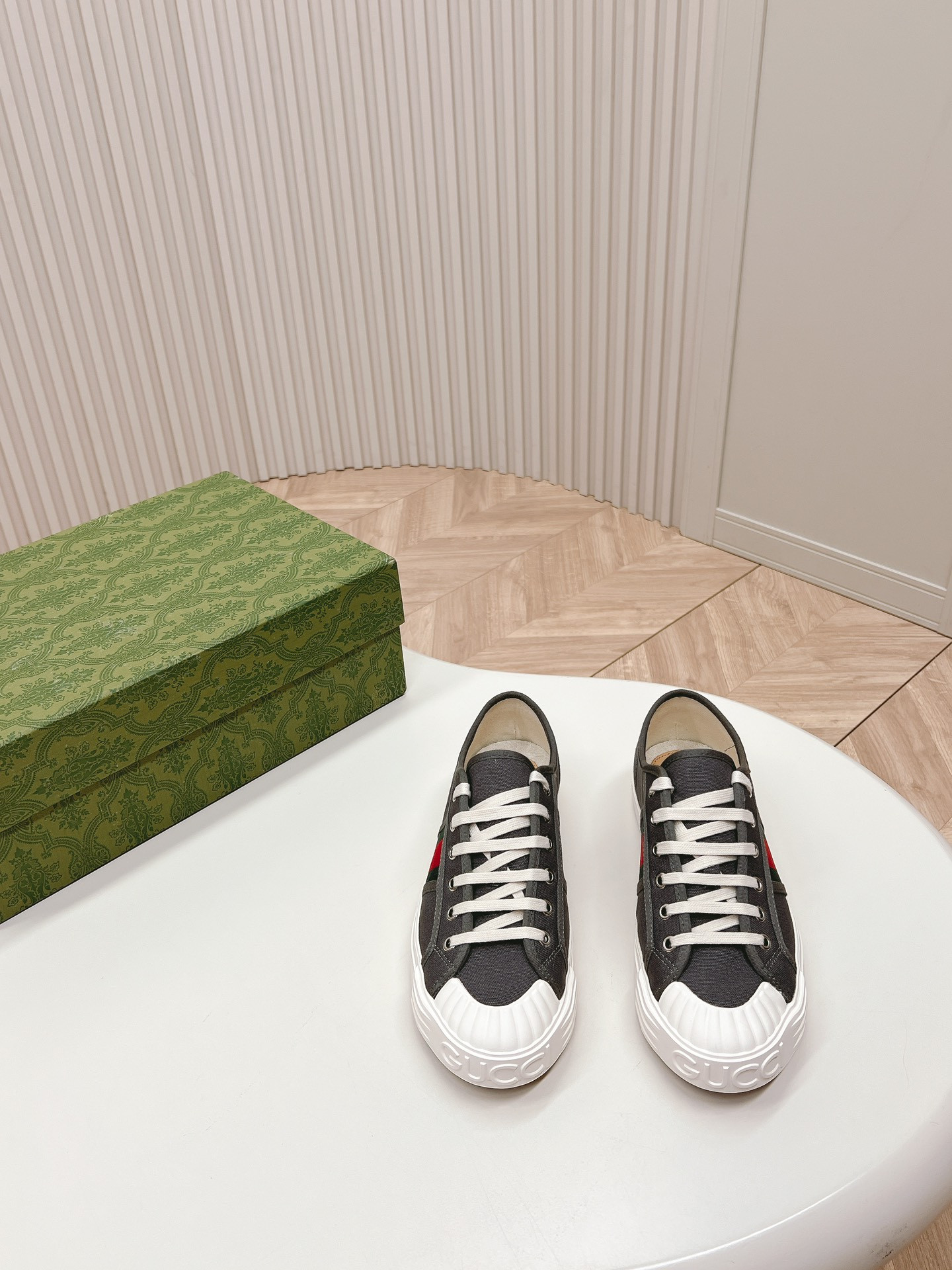 ua G*u*i sneaker with web