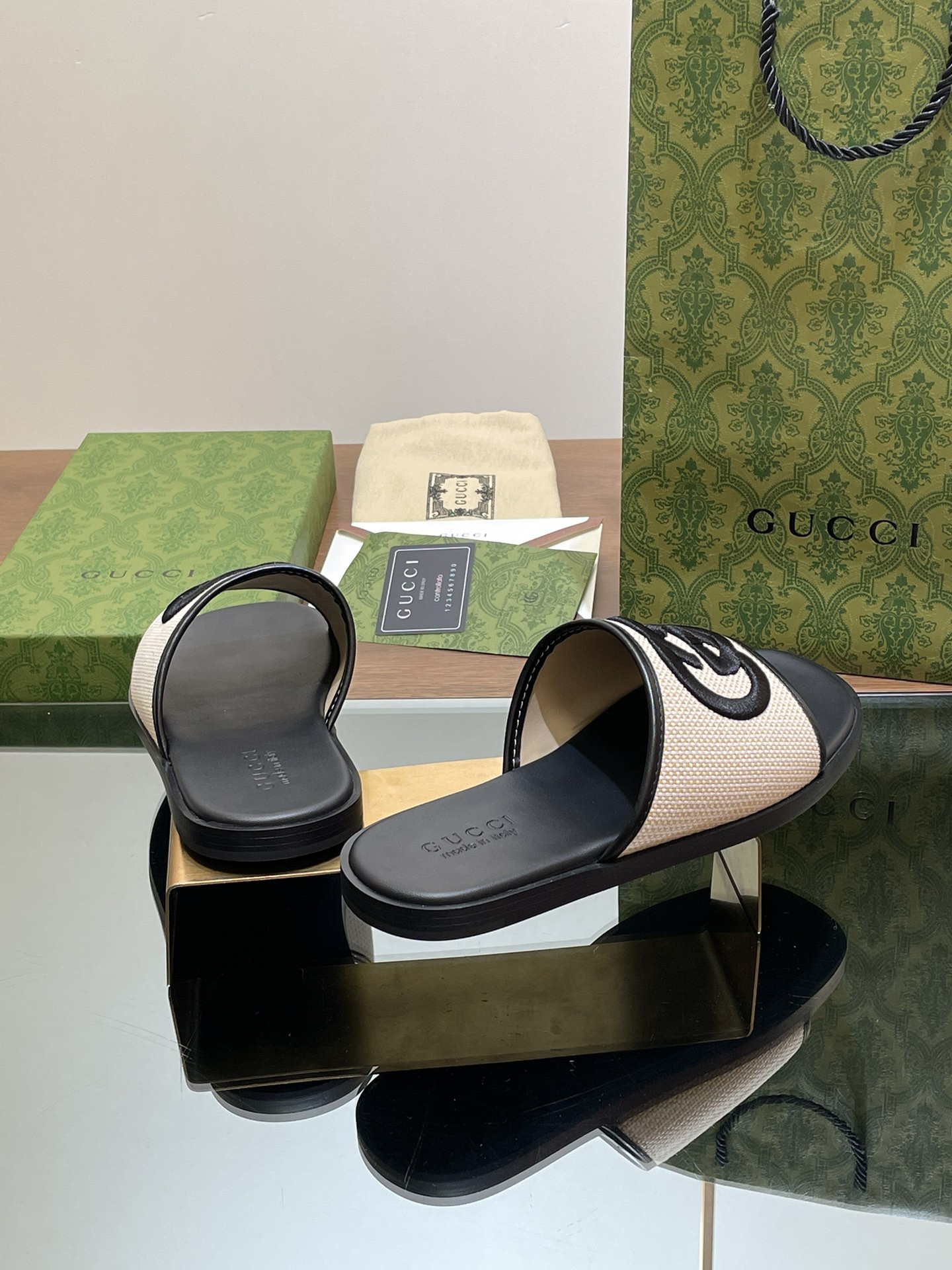 ua G*u*i interlocking g slide sandal