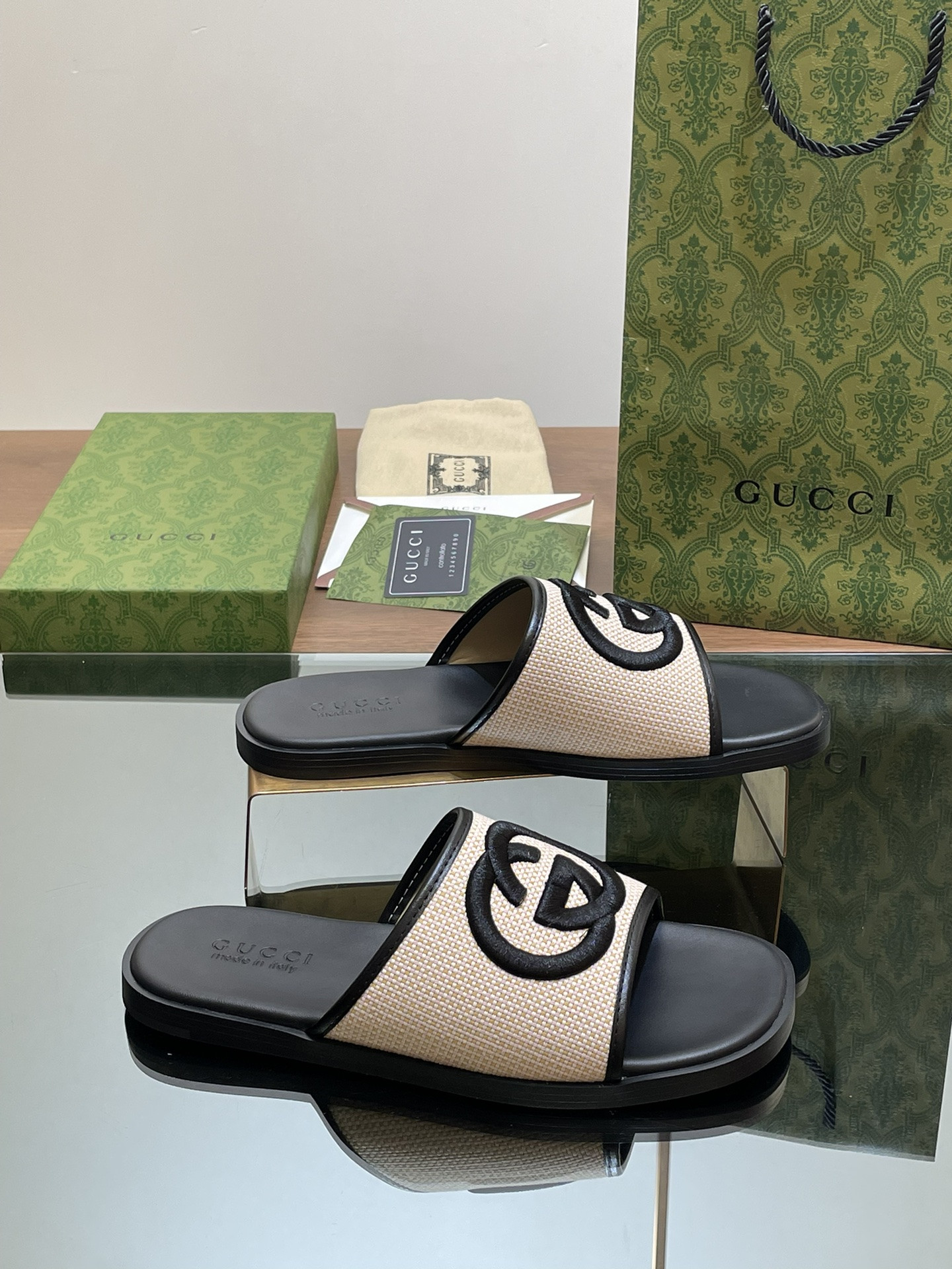 ua G*u*i interlocking g slide sandal