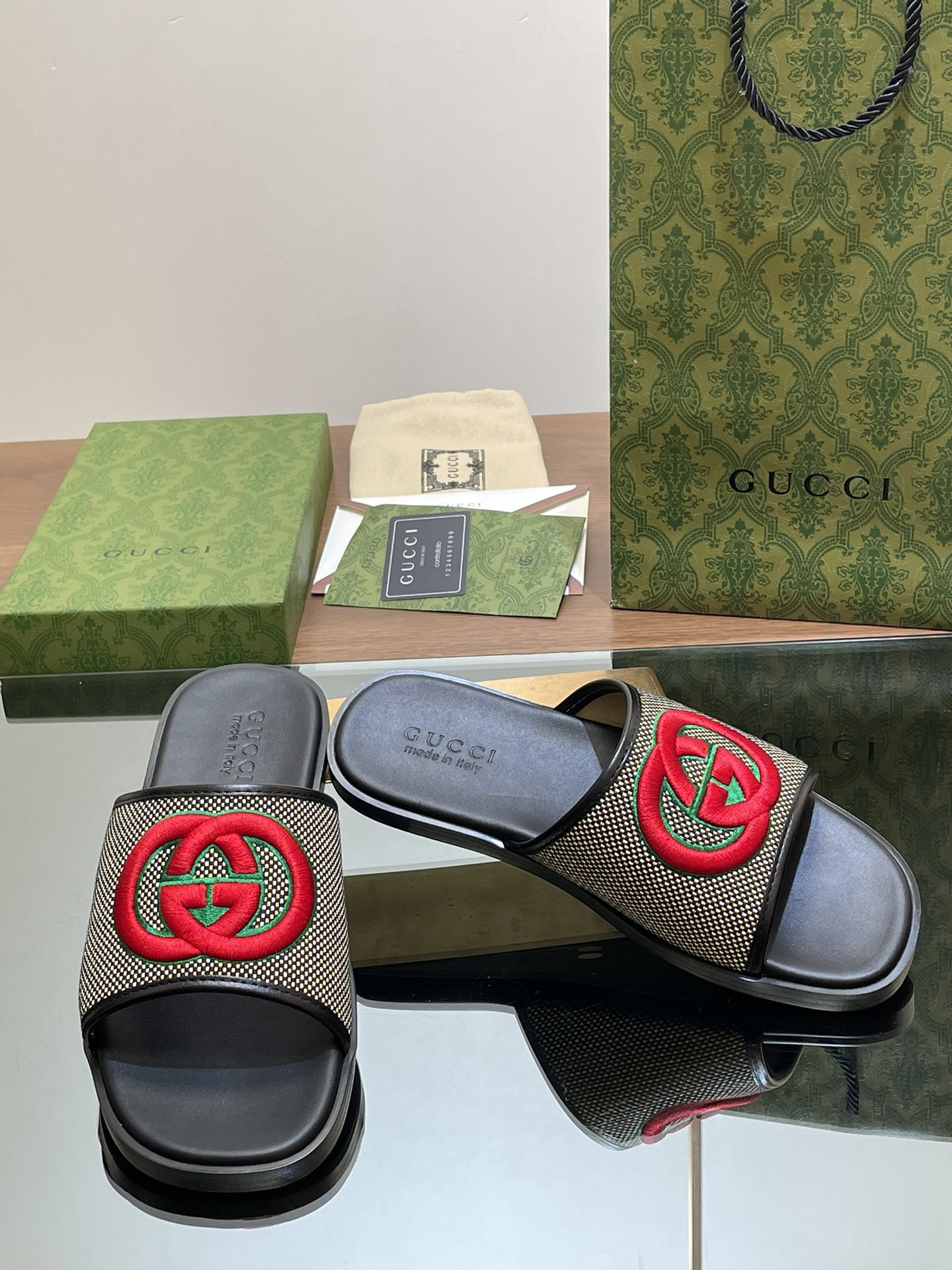 ua G*u*i interlocking g slide sandal