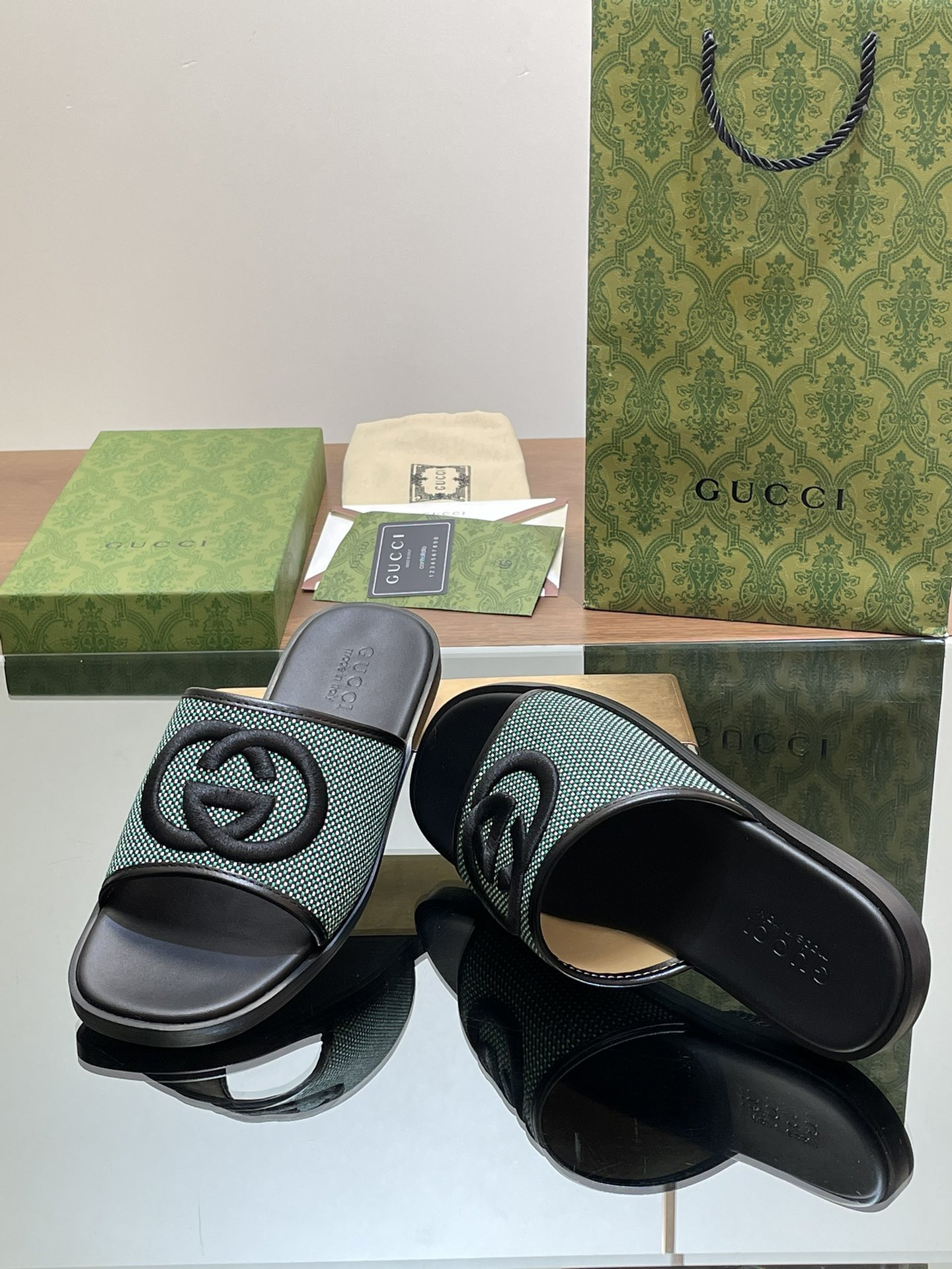 ua G*u*i interlocking g slide sandal