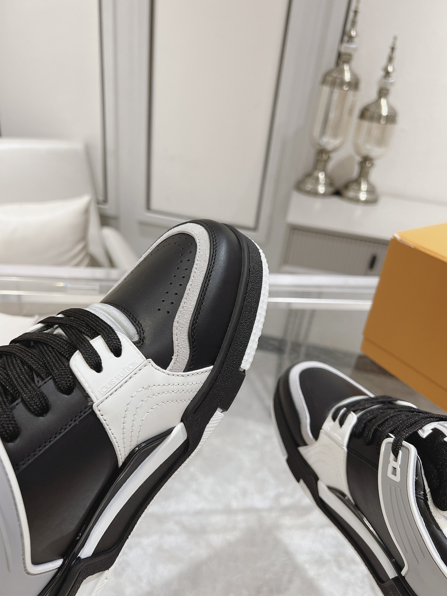 UA LV Trainer Sneaker