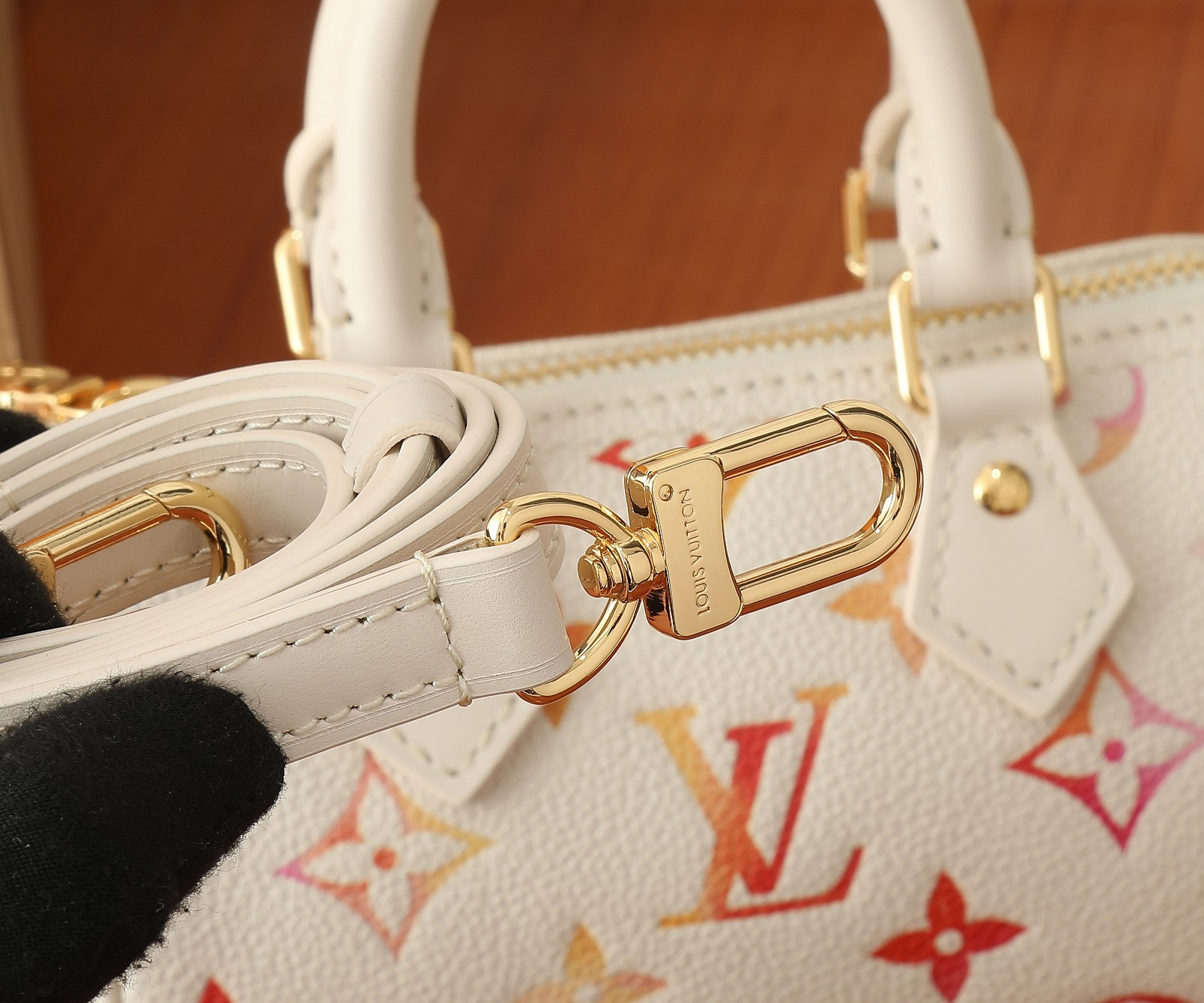 LV Nano Speedy M83452 6.3 x 3.9 x 3 in
