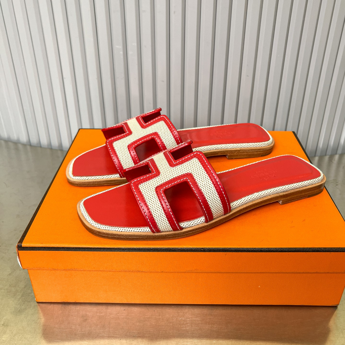 ua H**me5 oran sandal