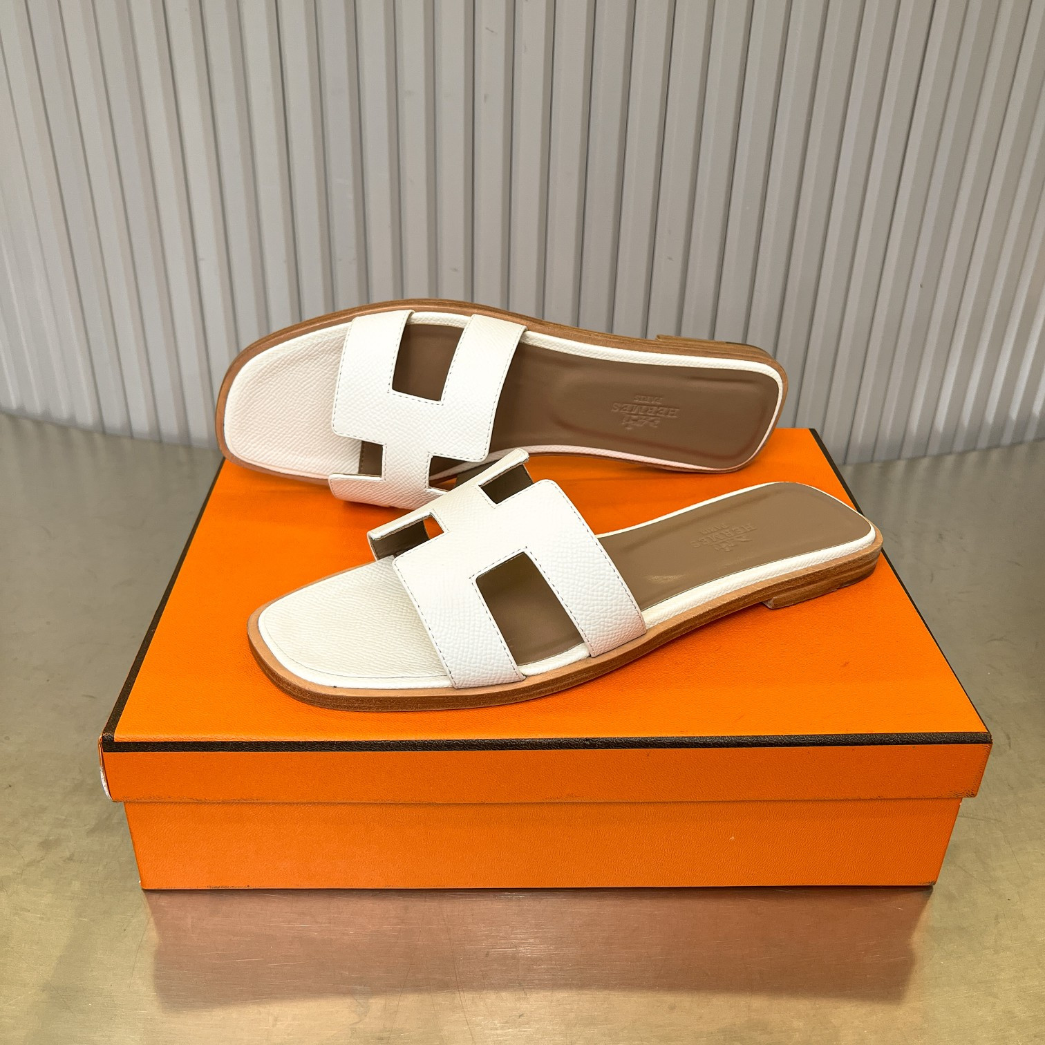 ua H**me5 oran sandal