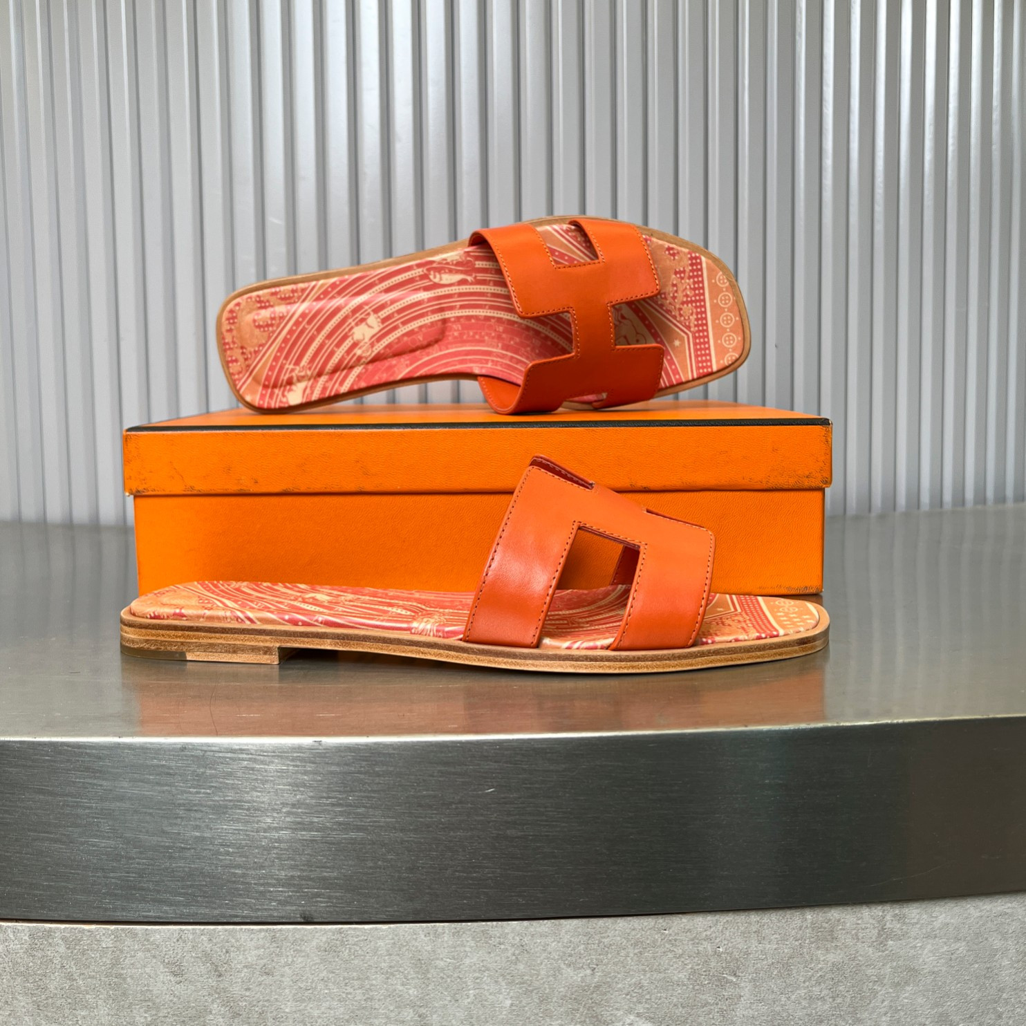 ua H**me5 oran sandal