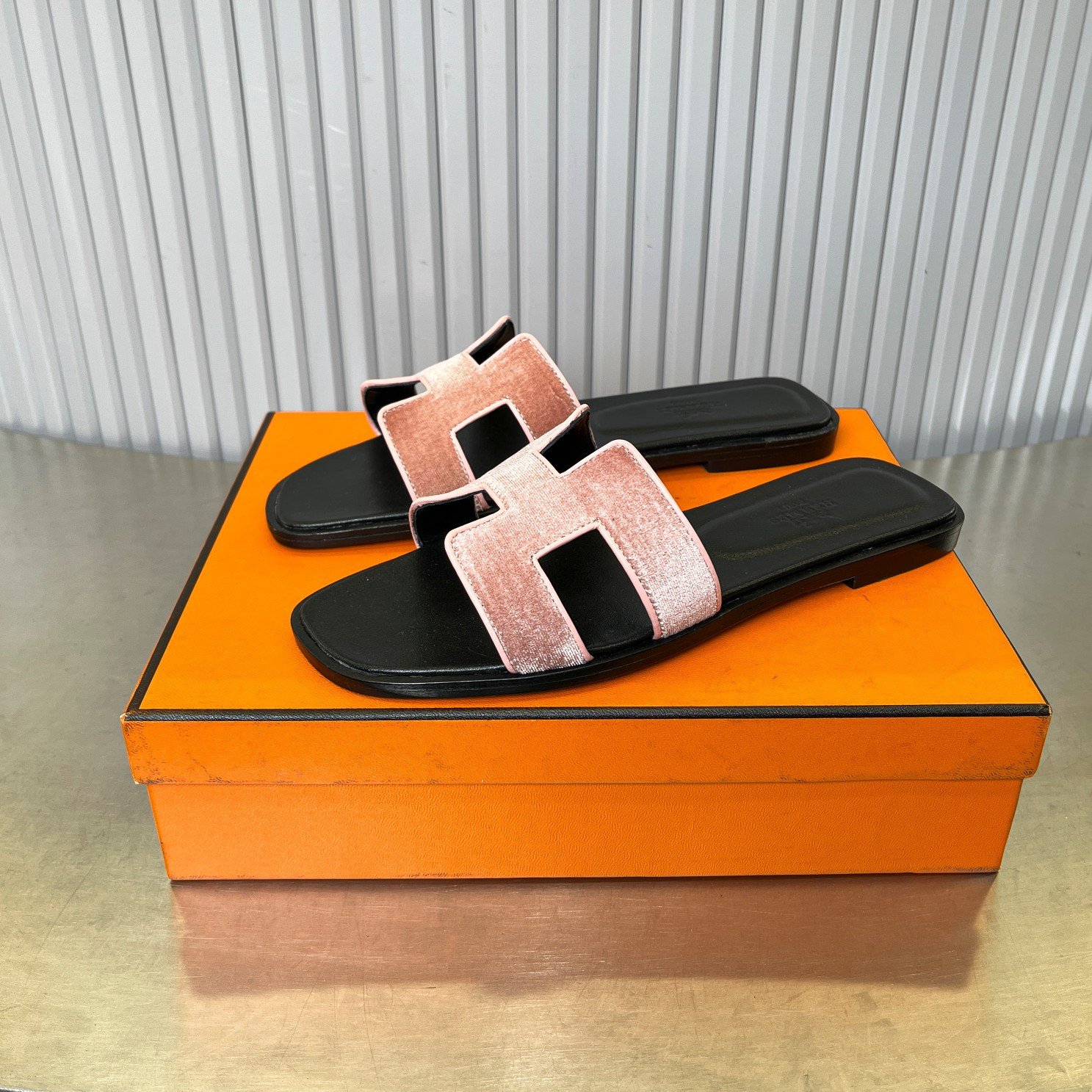 ua H**me5 oran sandal