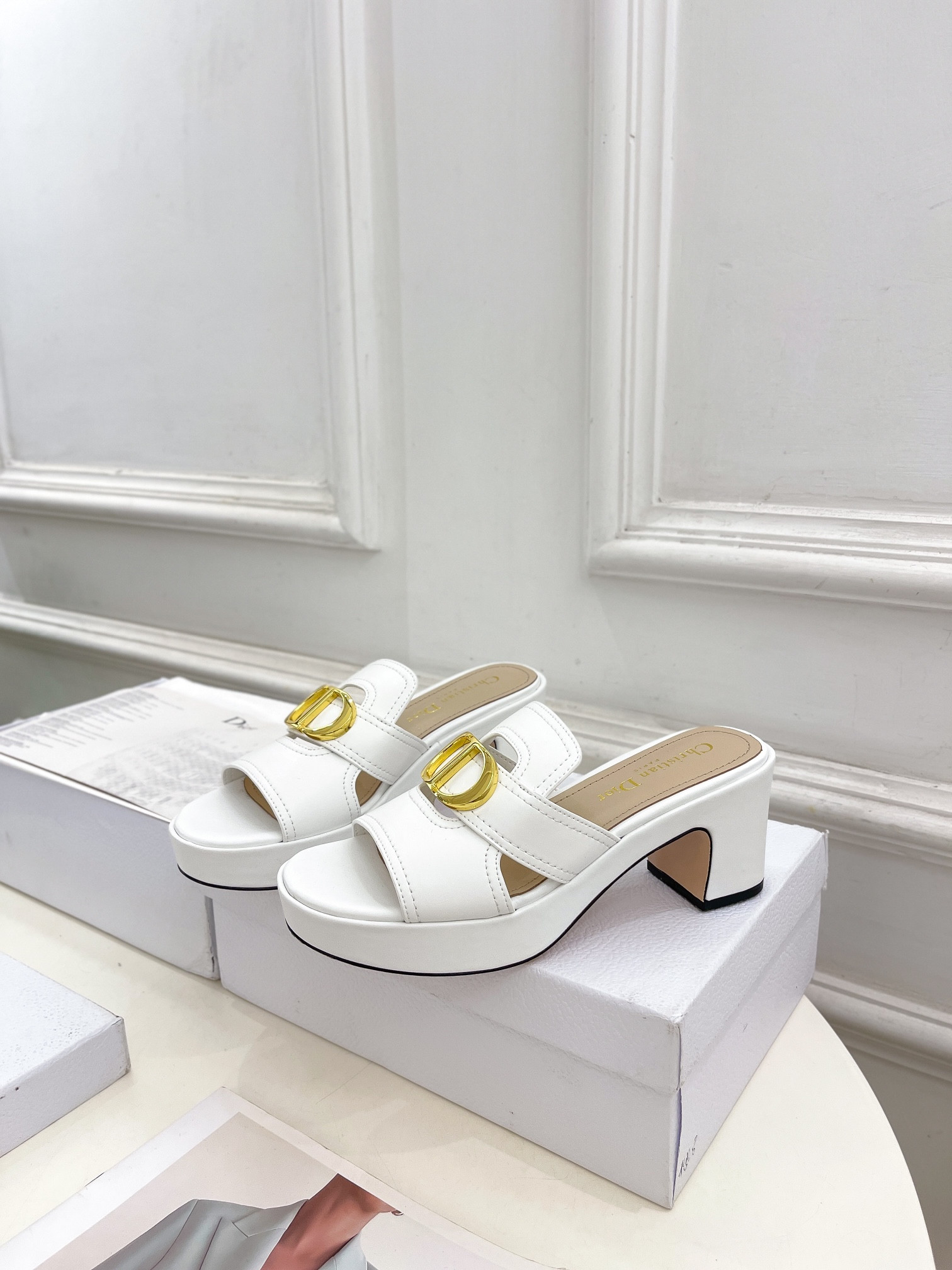 ua D*or 30 montaigne platform slide