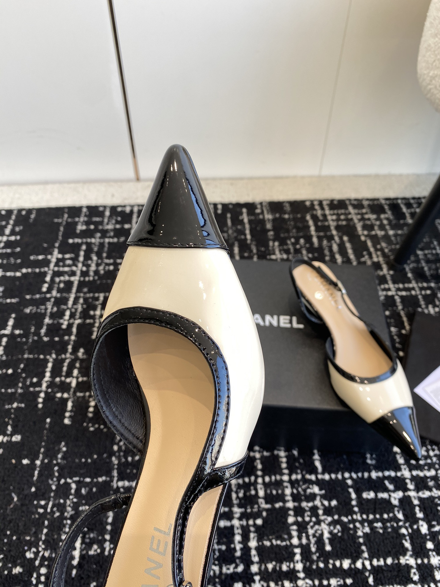 ua Ch*el slingbacks