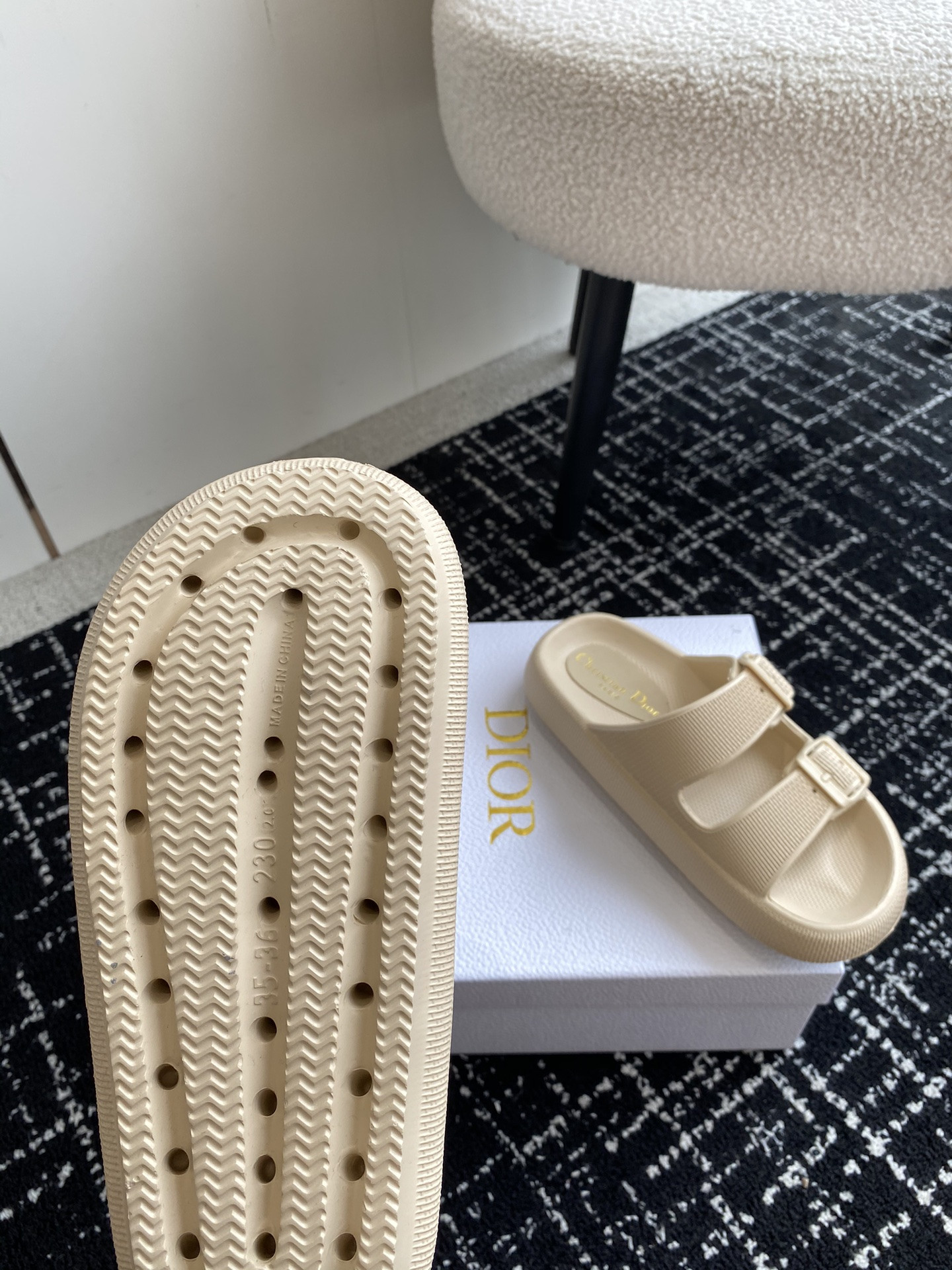 ua D*or slide