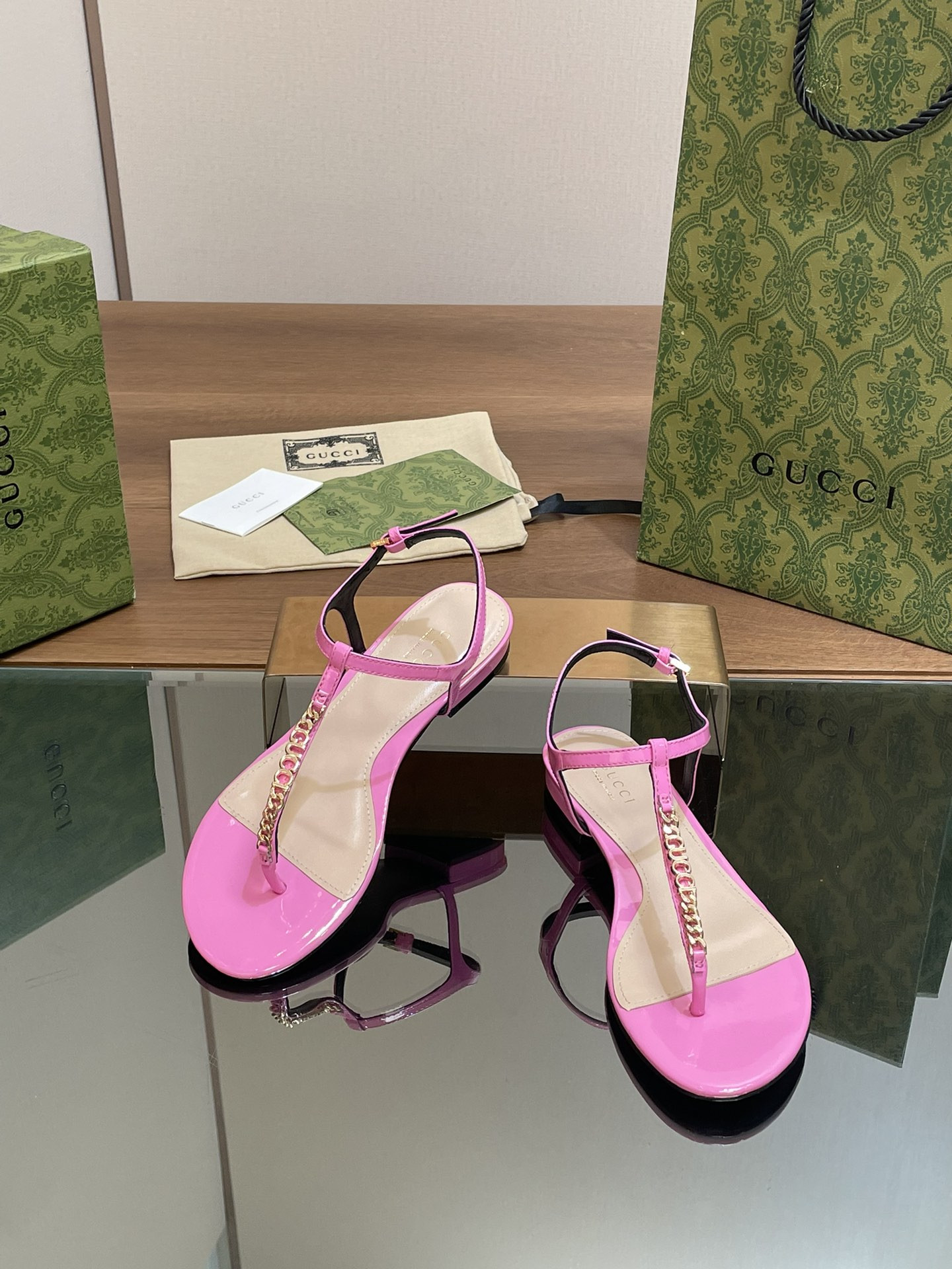 ua G*u*i signoria thong sandal