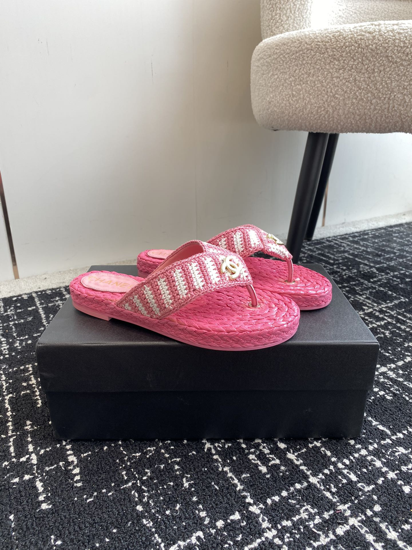 ua Ch*el thongs slides